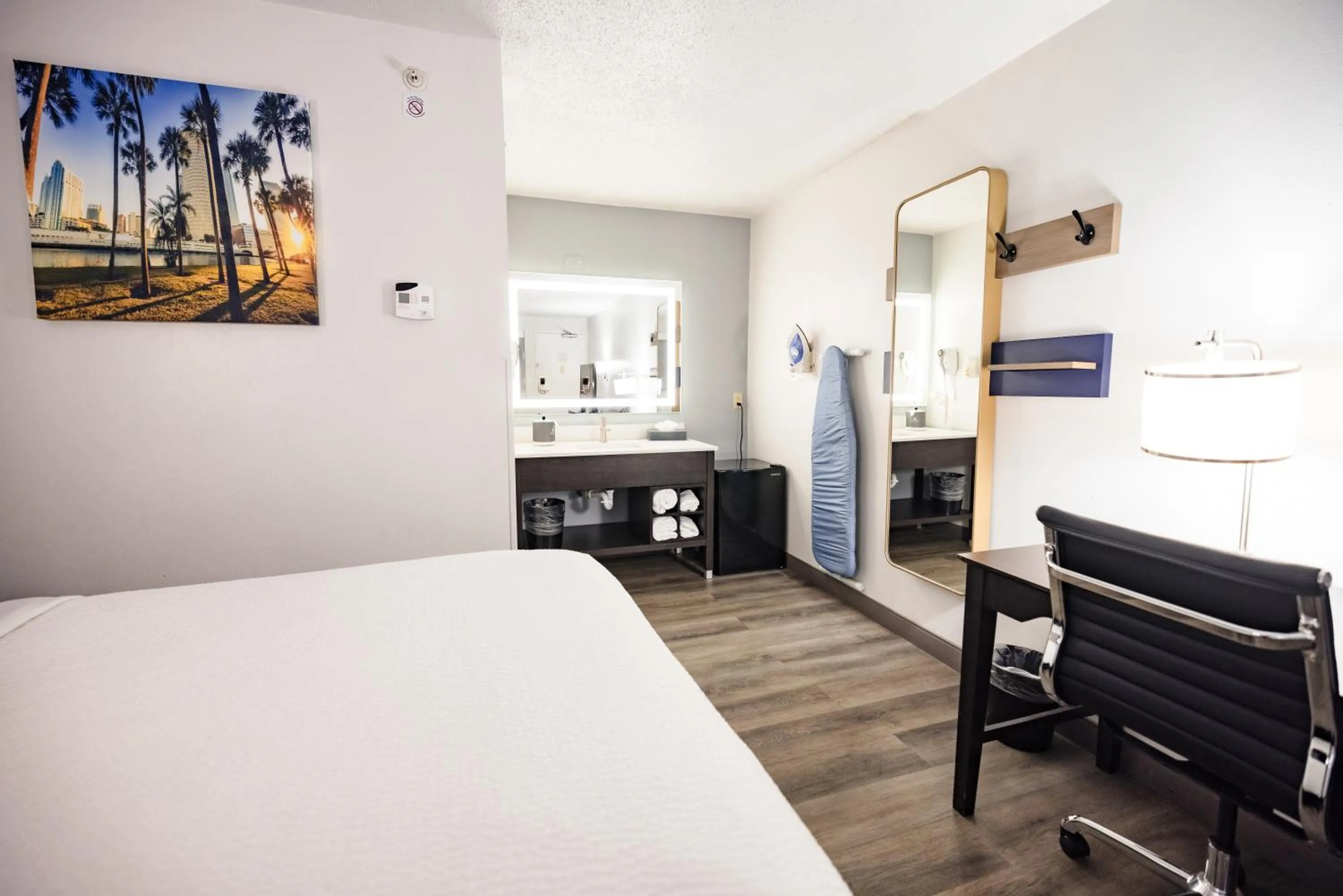 Bedroom, Bed in La Quinta Inn by Wyndham Tampa Near Busch Gardens