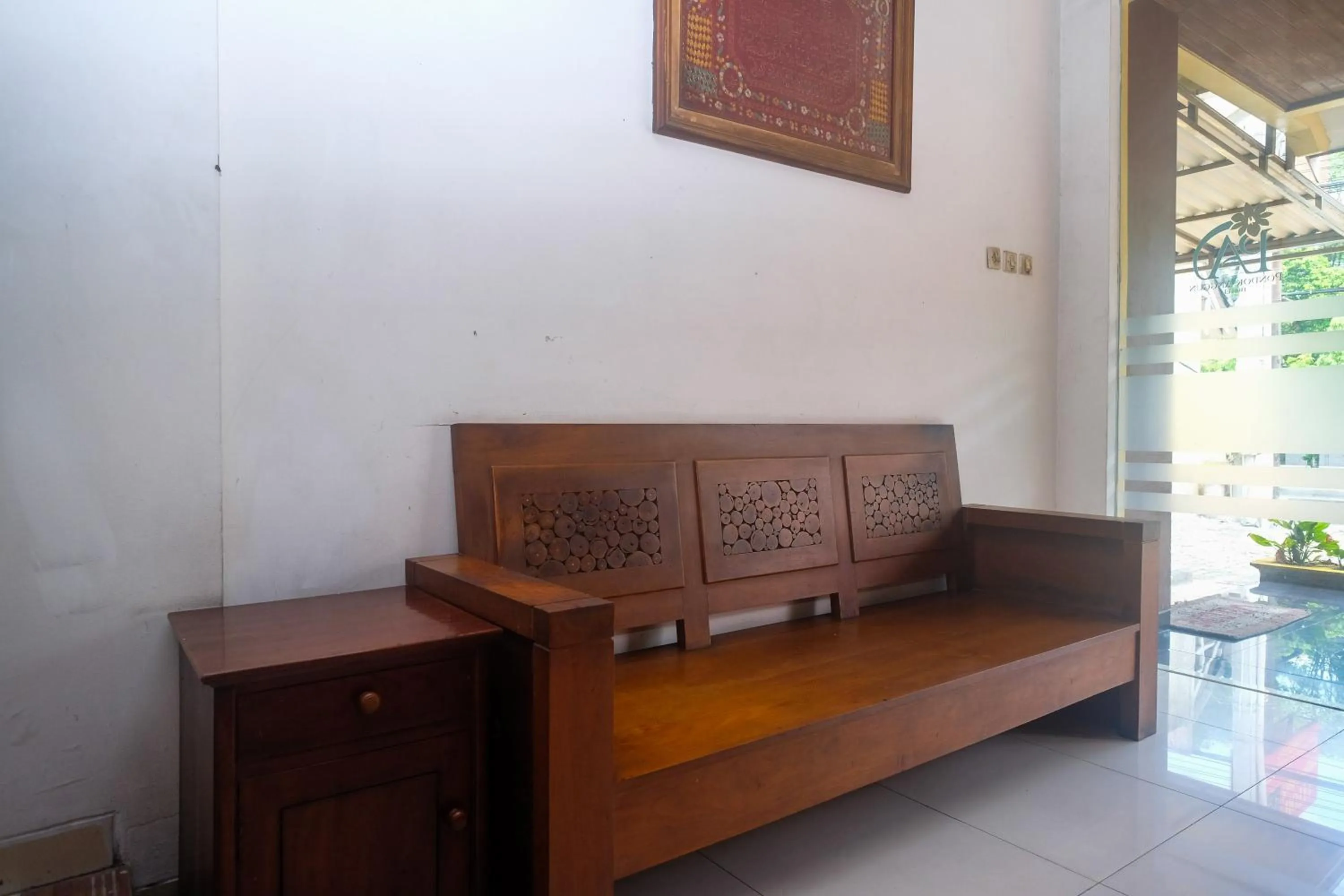 Seating area in Urbanview Hotel Pondok Anggun Yogyakarta by RedDoorz