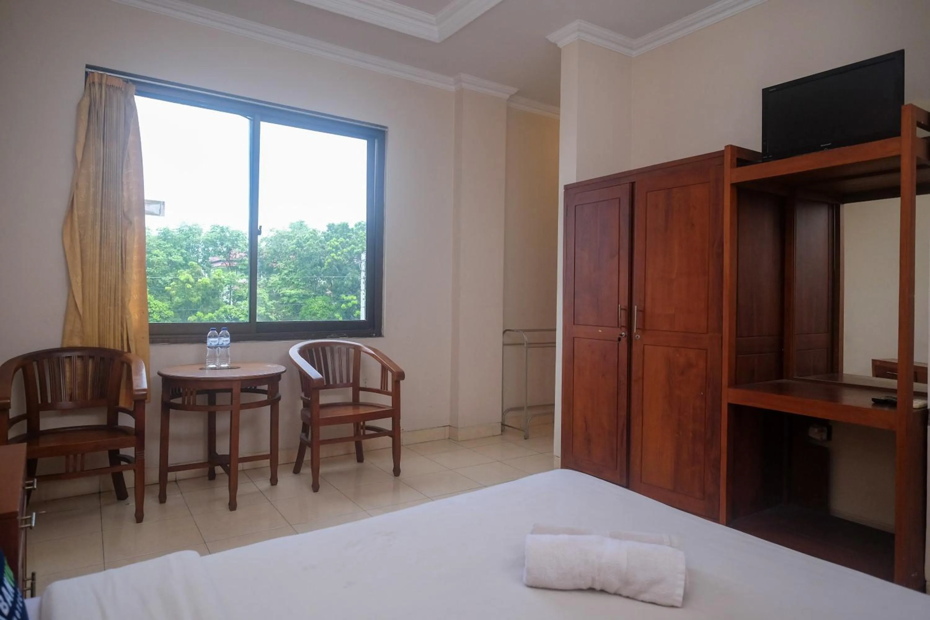 Seating area, Bed in Urbanview Hotel Pondok Anggun Yogyakarta by RedDoorz