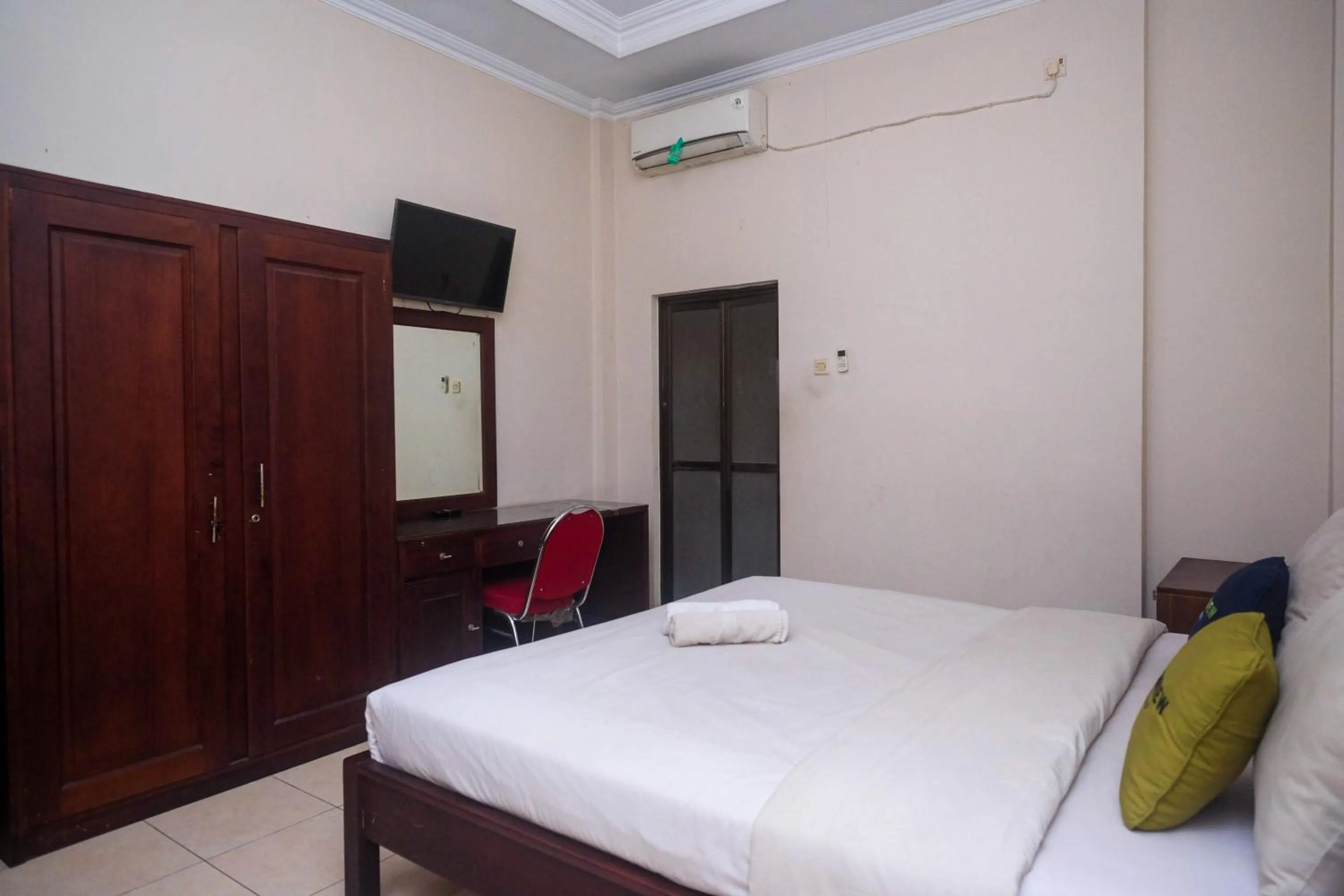 Bedroom, Bed in Urbanview Hotel Pondok Anggun Yogyakarta by RedDoorz