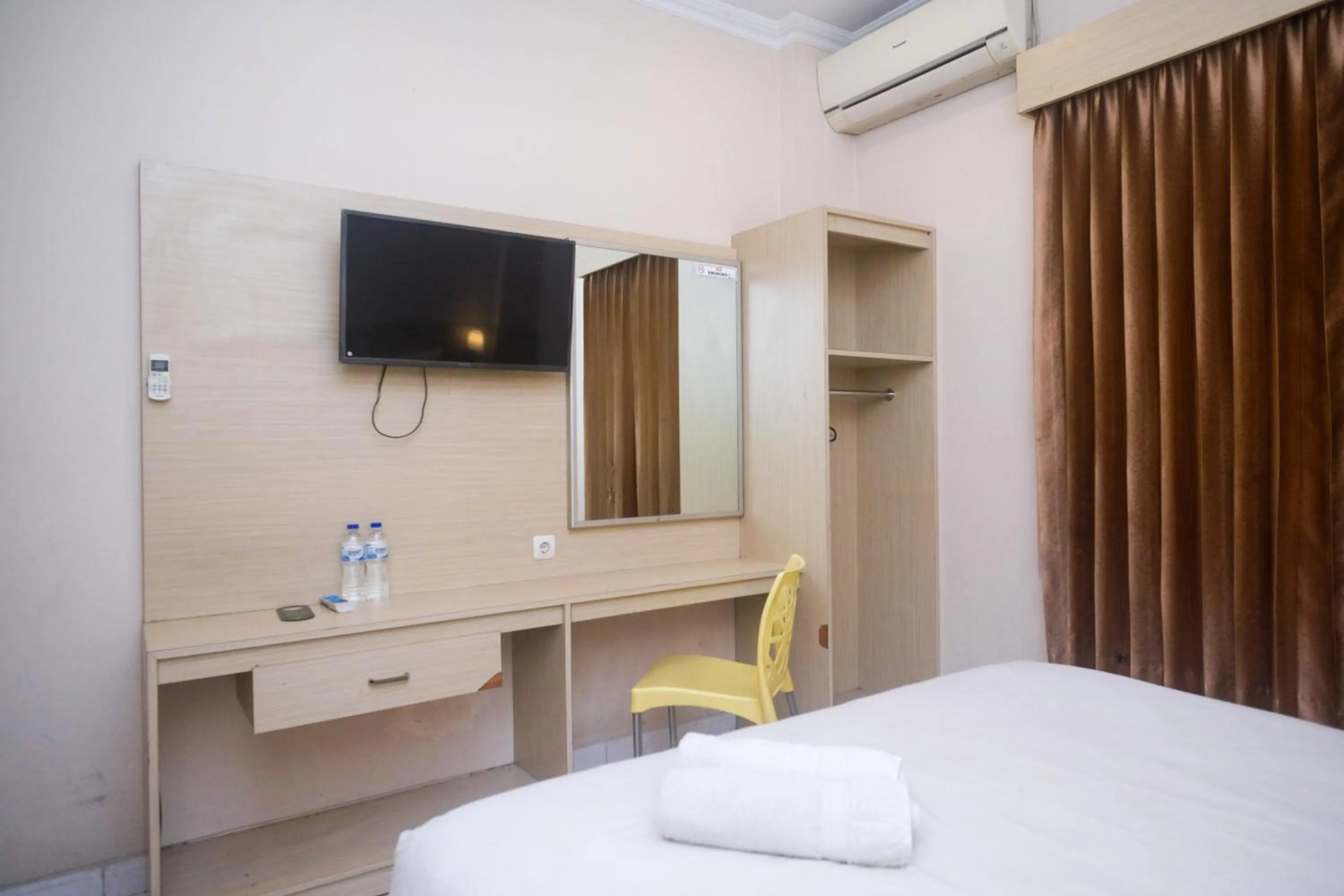 Bedroom, Bed in Urbanview Hotel Pondok Anggun Yogyakarta by RedDoorz