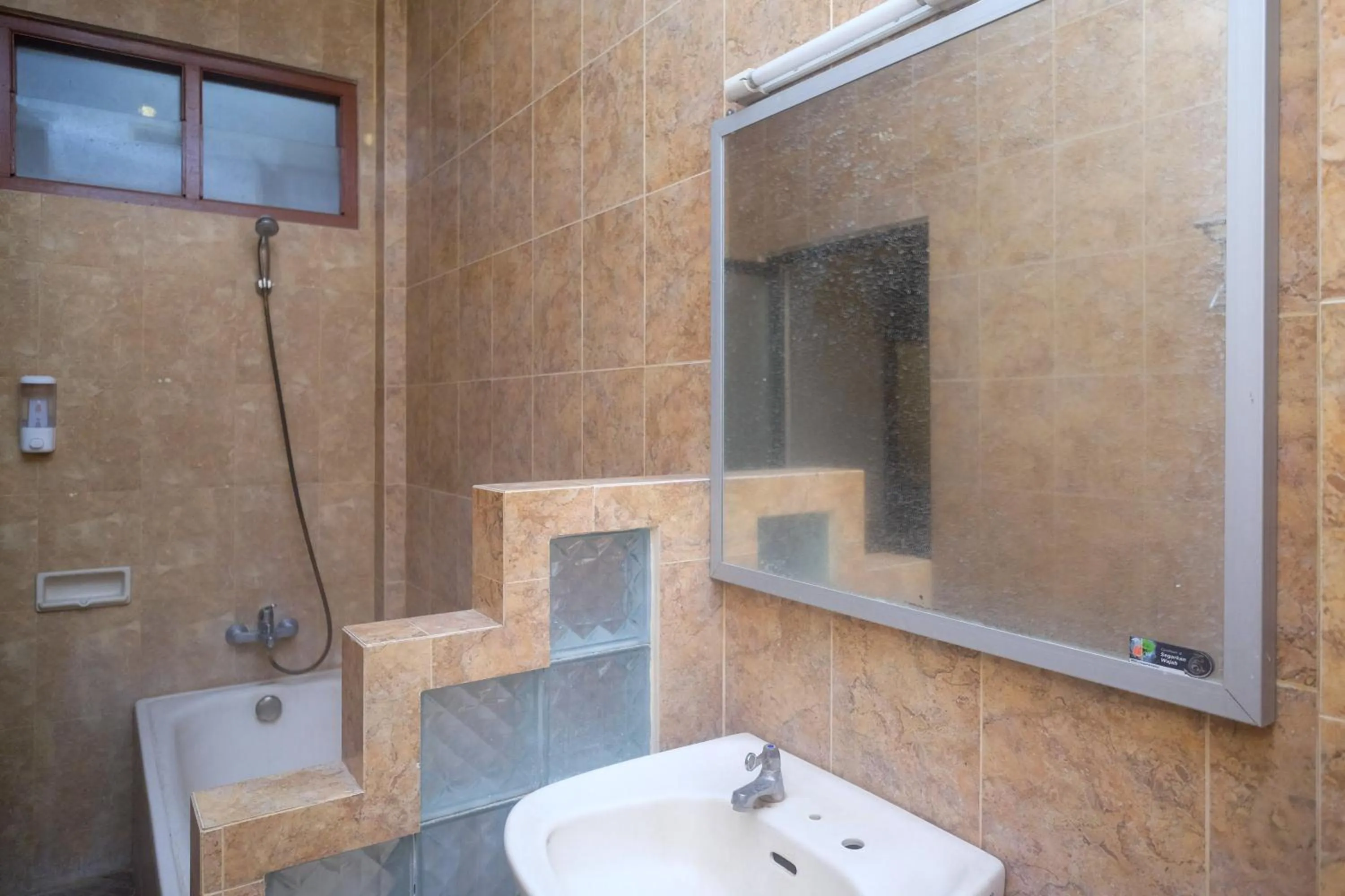 Bathroom in Urbanview Hotel Pondok Anggun Yogyakarta by RedDoorz