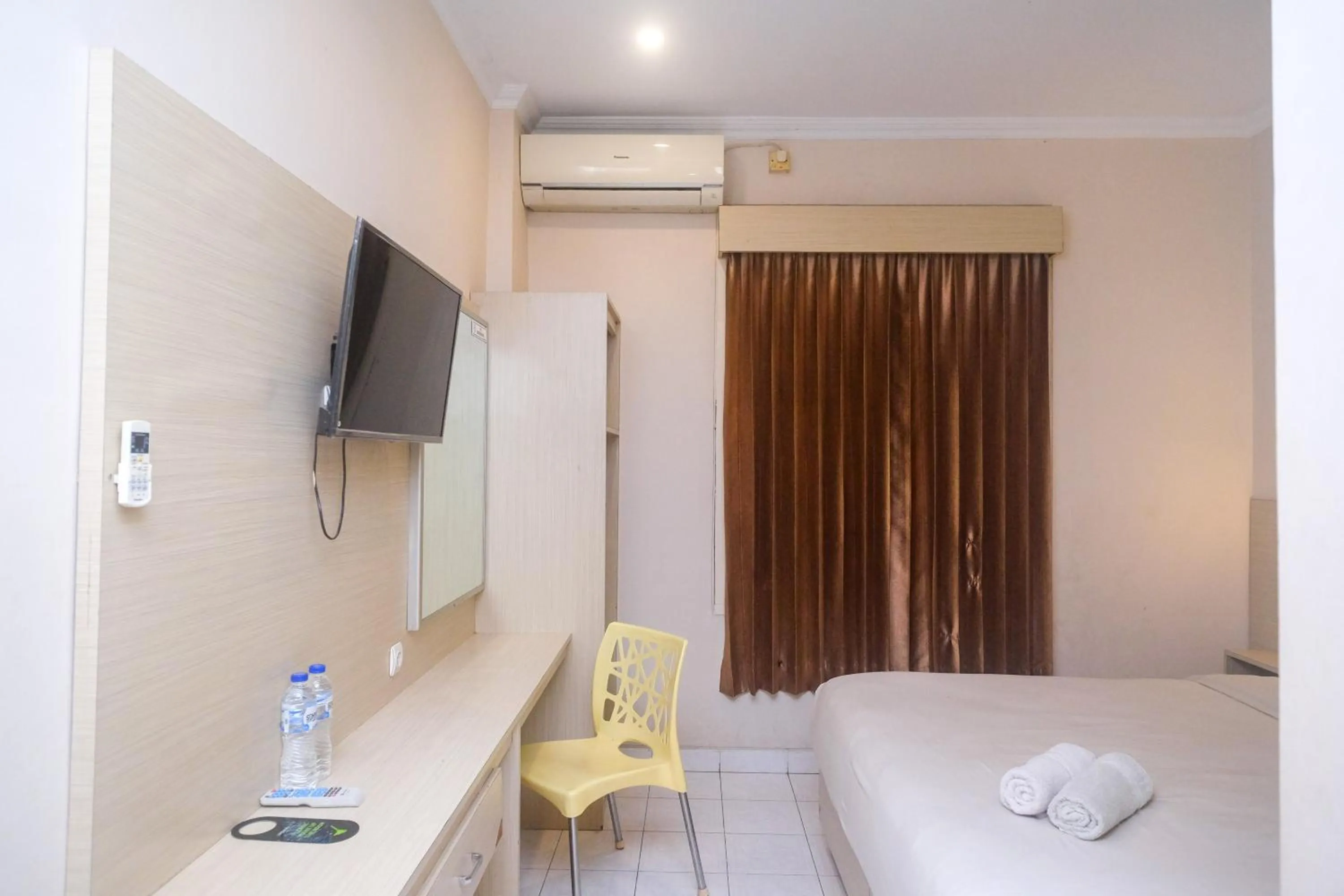 TV and multimedia, Bed in Urbanview Hotel Pondok Anggun Yogyakarta by RedDoorz