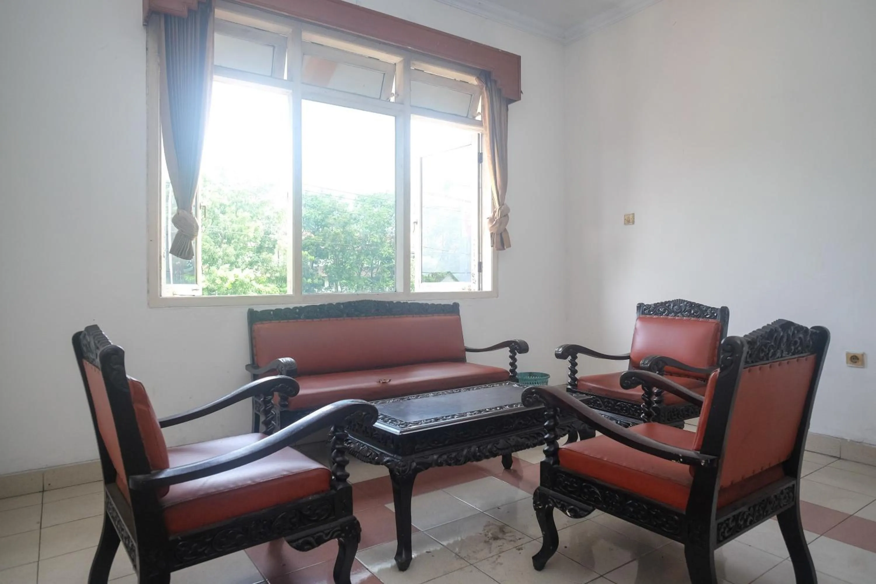 Seating area in Urbanview Hotel Pondok Anggun Yogyakarta by RedDoorz