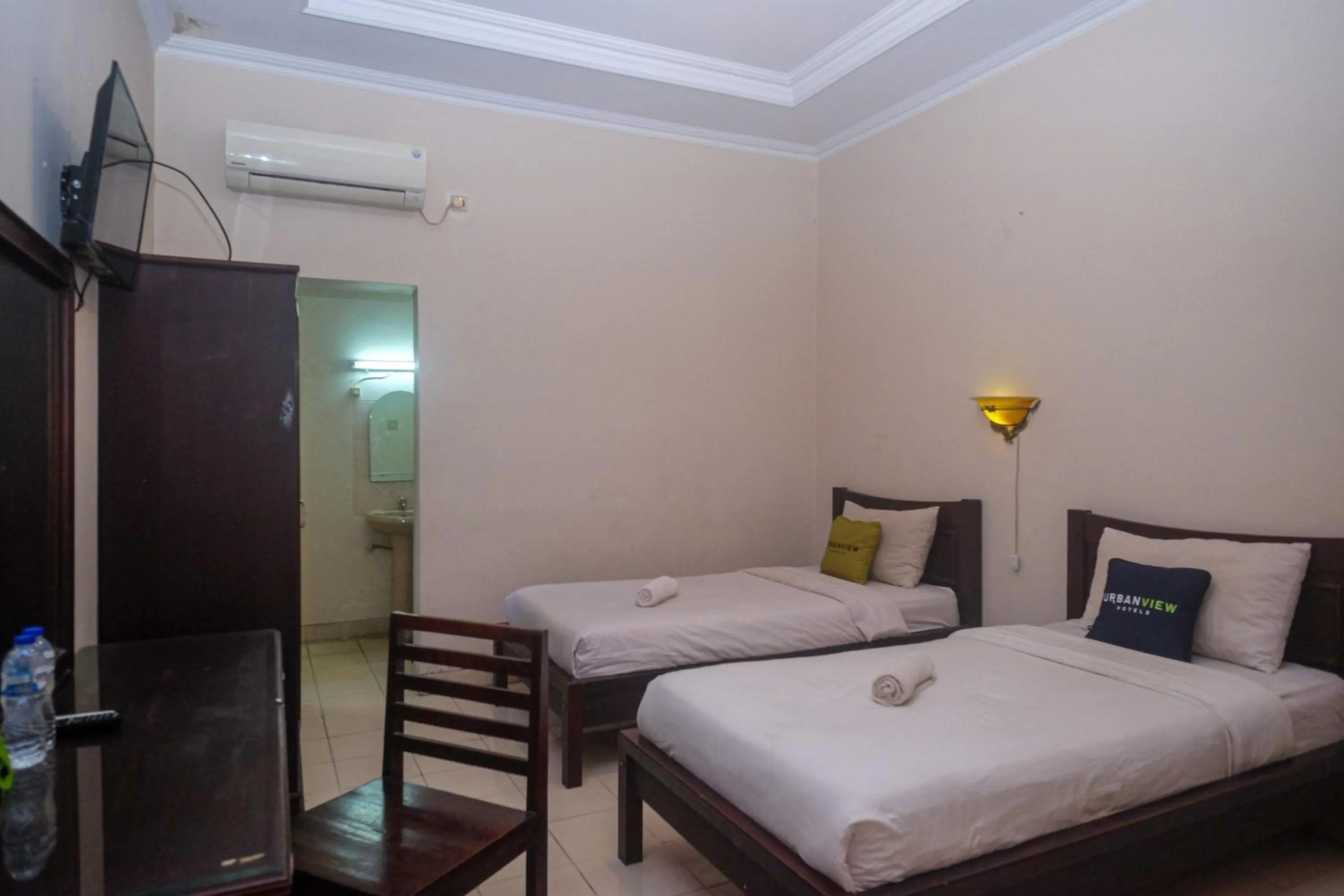 Bedroom, Bed in Urbanview Hotel Pondok Anggun Yogyakarta by RedDoorz