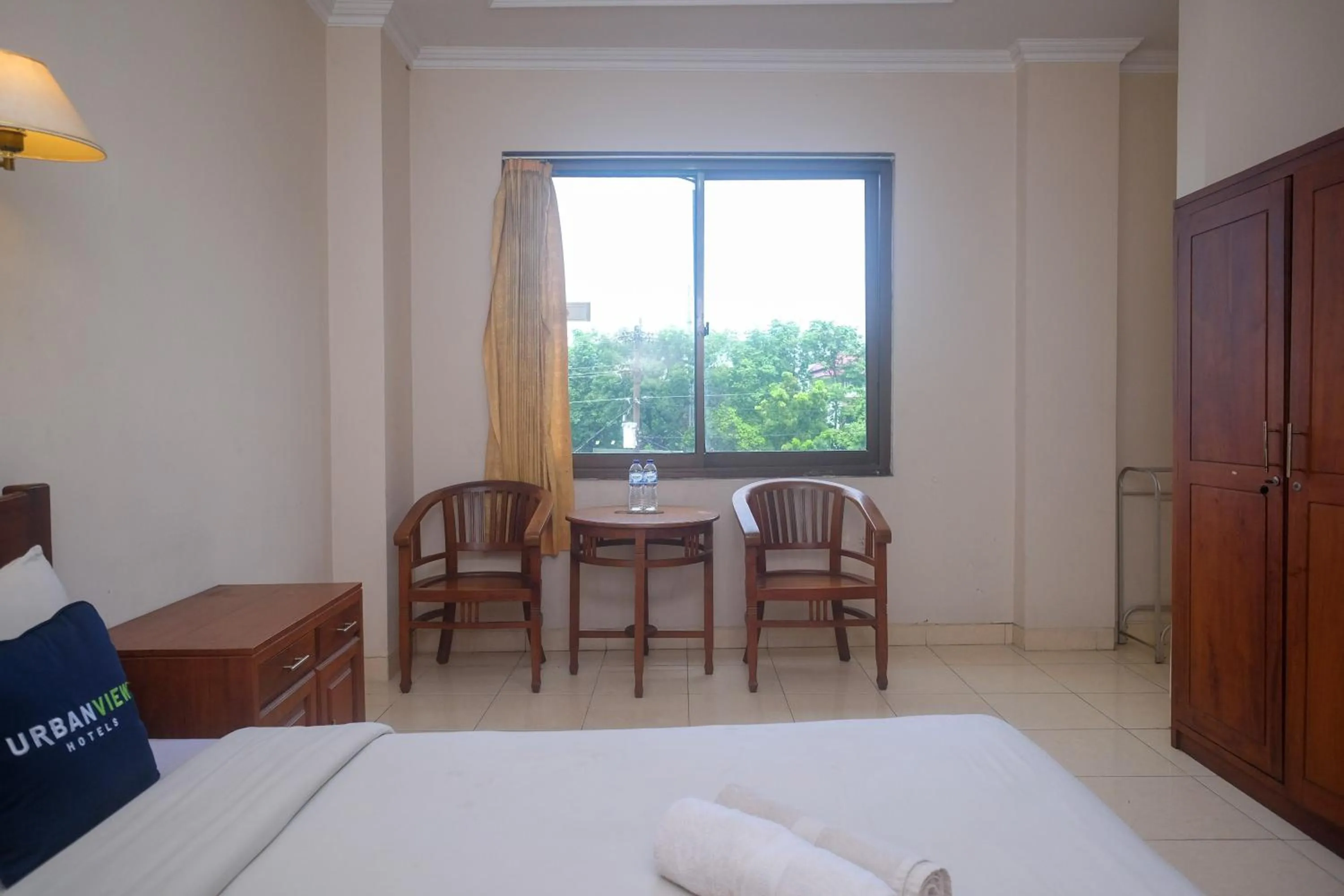 Seating area, Bed in Urbanview Hotel Pondok Anggun Yogyakarta by RedDoorz