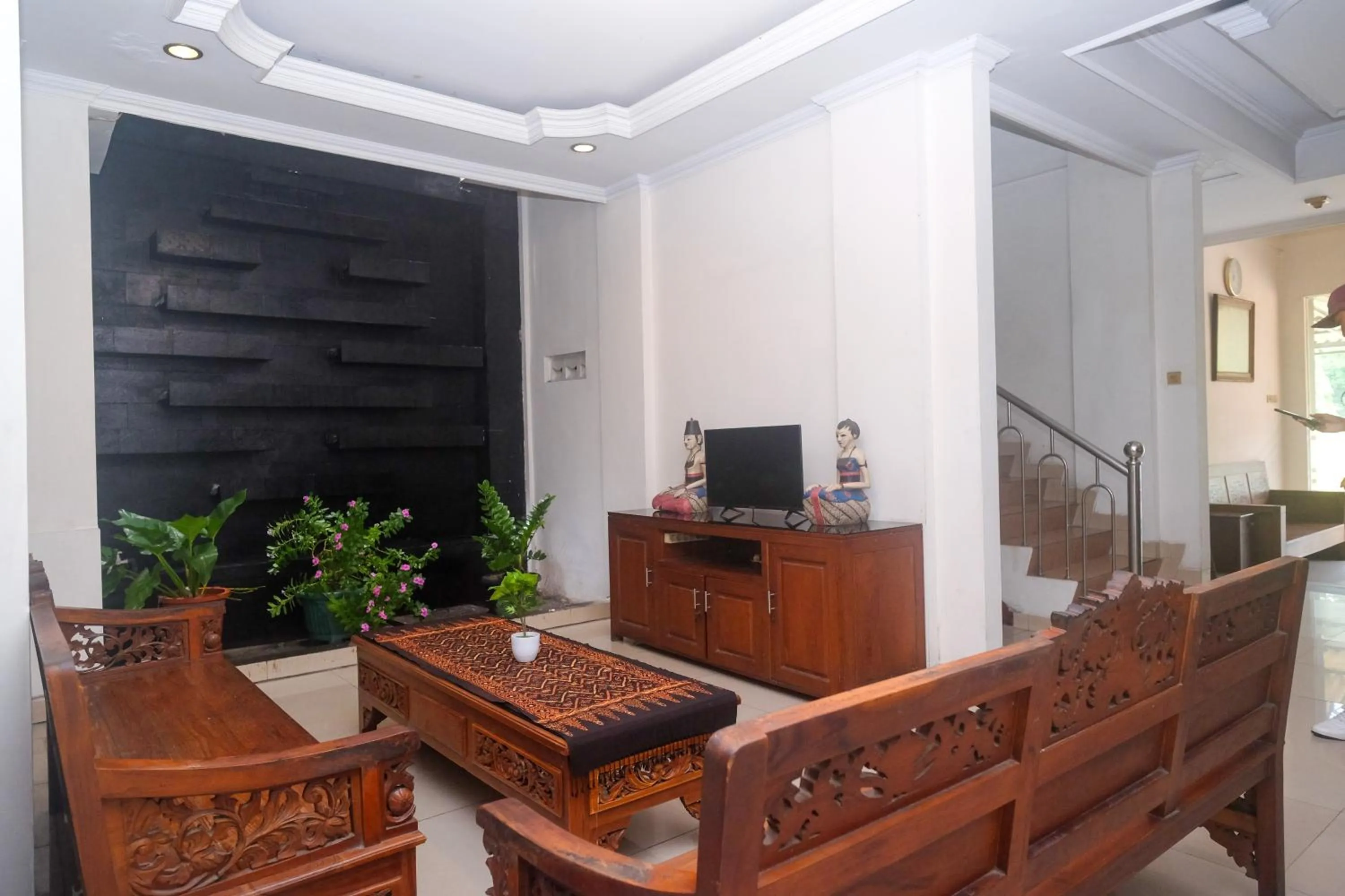 Seating area in Urbanview Hotel Pondok Anggun Yogyakarta by RedDoorz