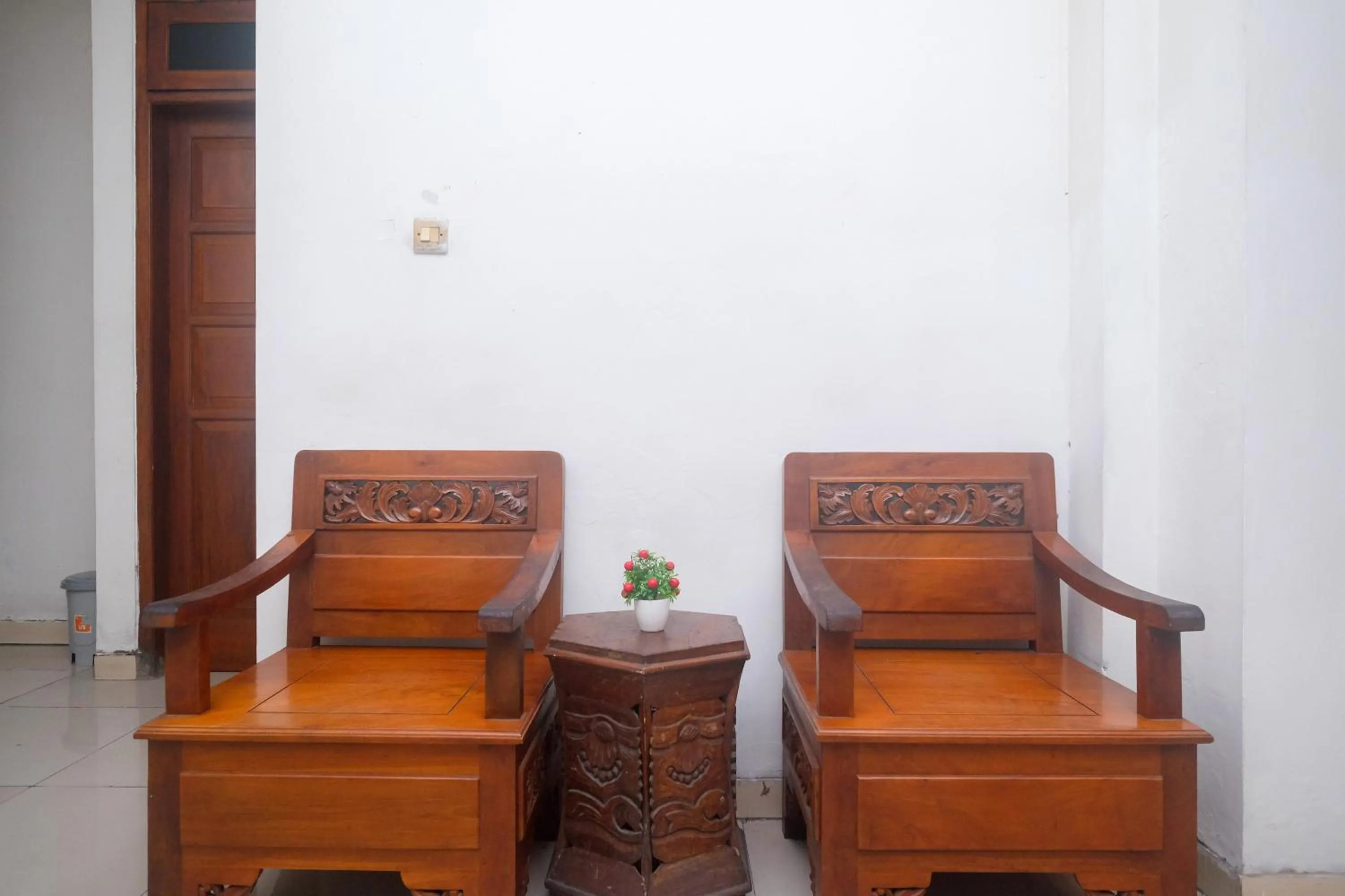 Seating area in Urbanview Hotel Pondok Anggun Yogyakarta by RedDoorz