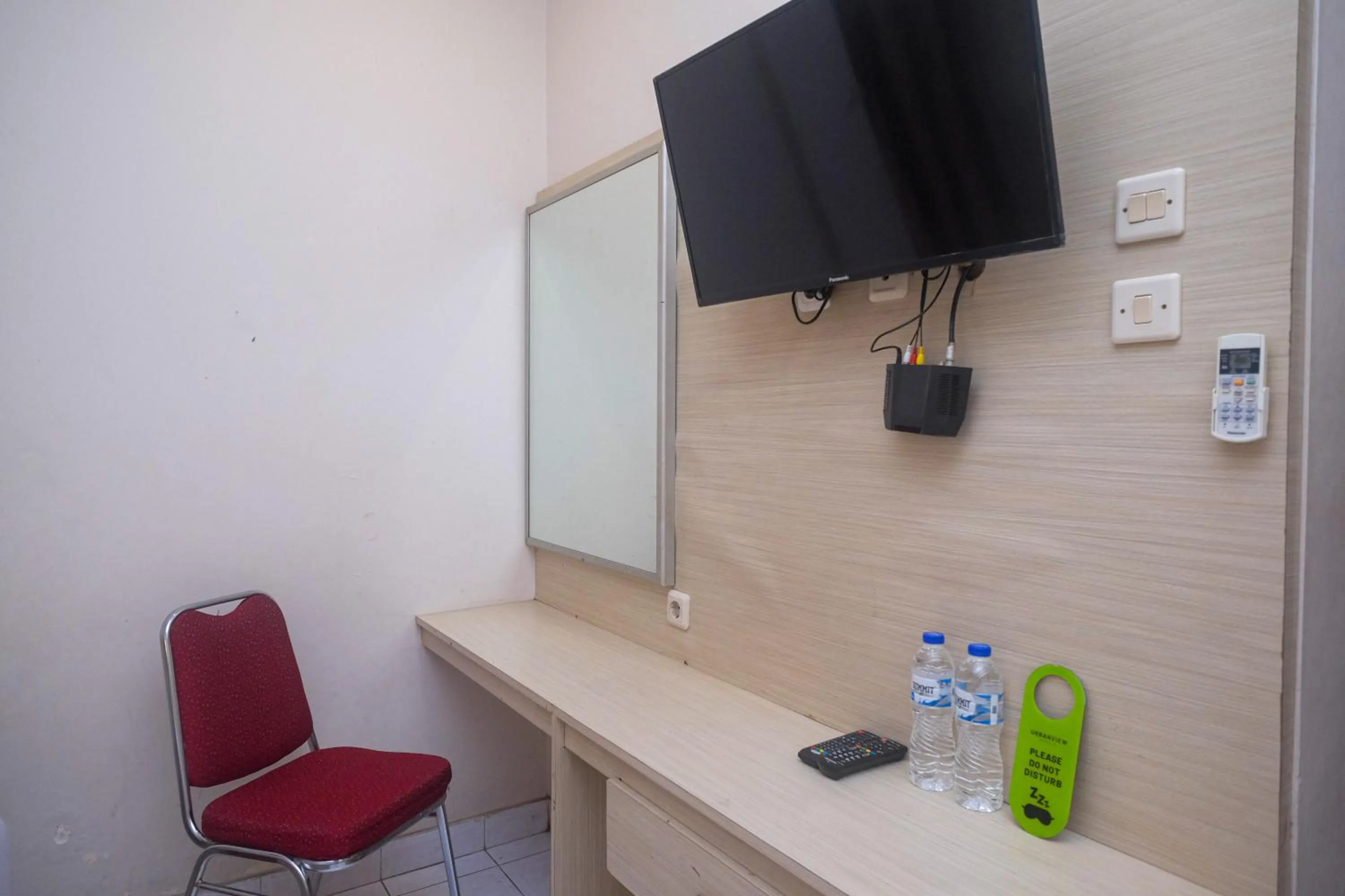 TV and multimedia in Urbanview Hotel Pondok Anggun Yogyakarta by RedDoorz