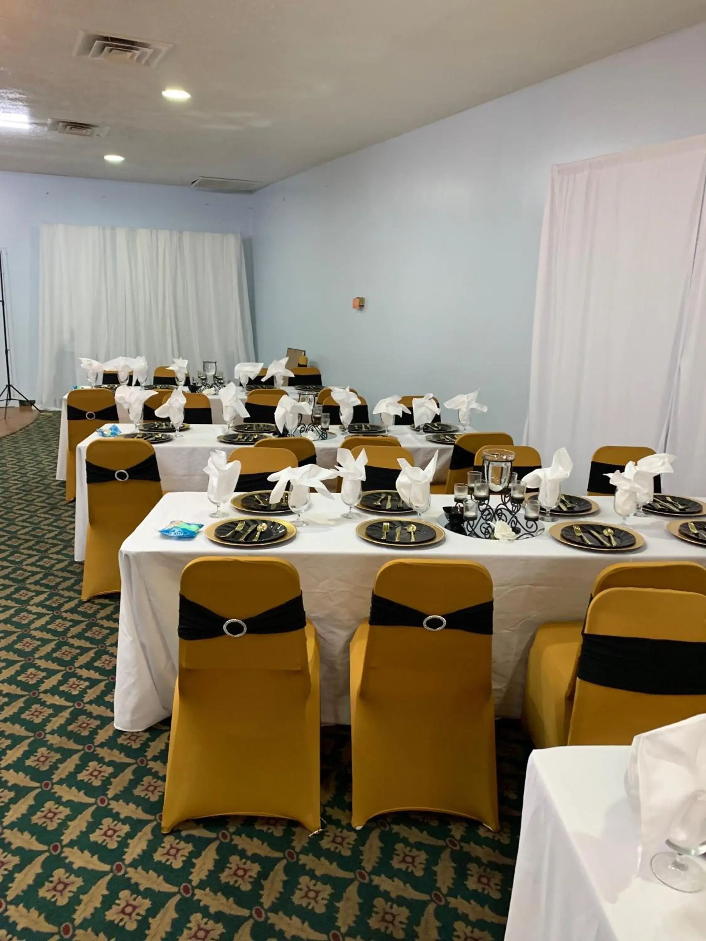 Restaurant/Places to Eat in Budget Inn & Suites - Talladega Restaurant/Places to Eat in Budget Inn & Suites - Talladega