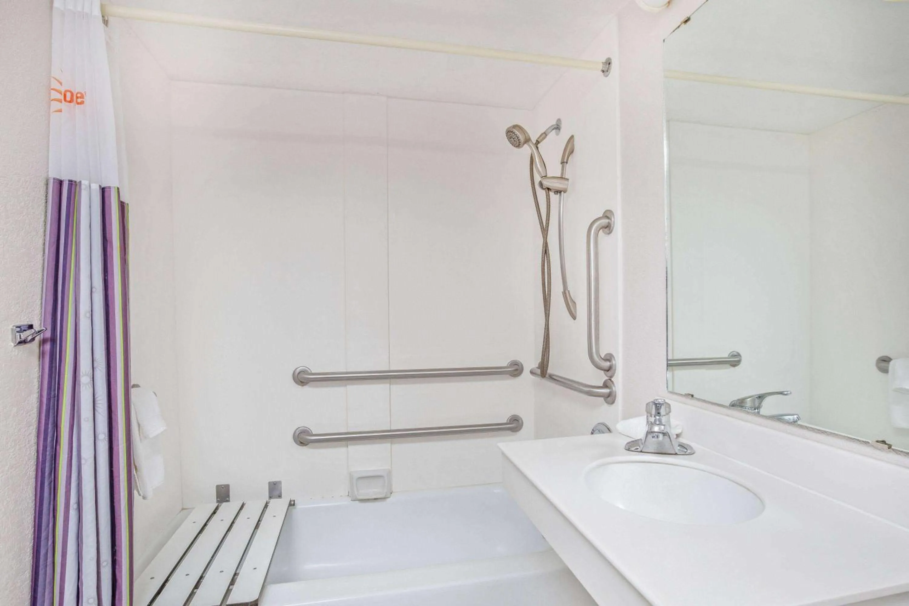 Bathroom in La Quinta Inn by Wyndham Reno