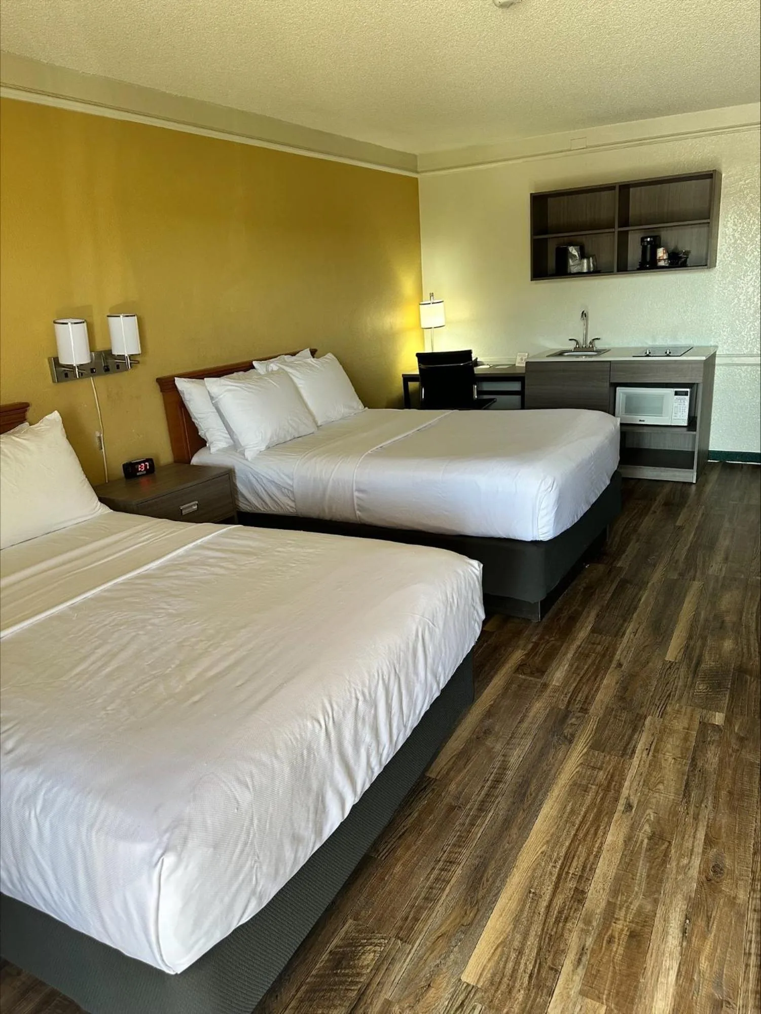 Kitchen or kitchenette, Bed in Quality Inn Aurora Denver