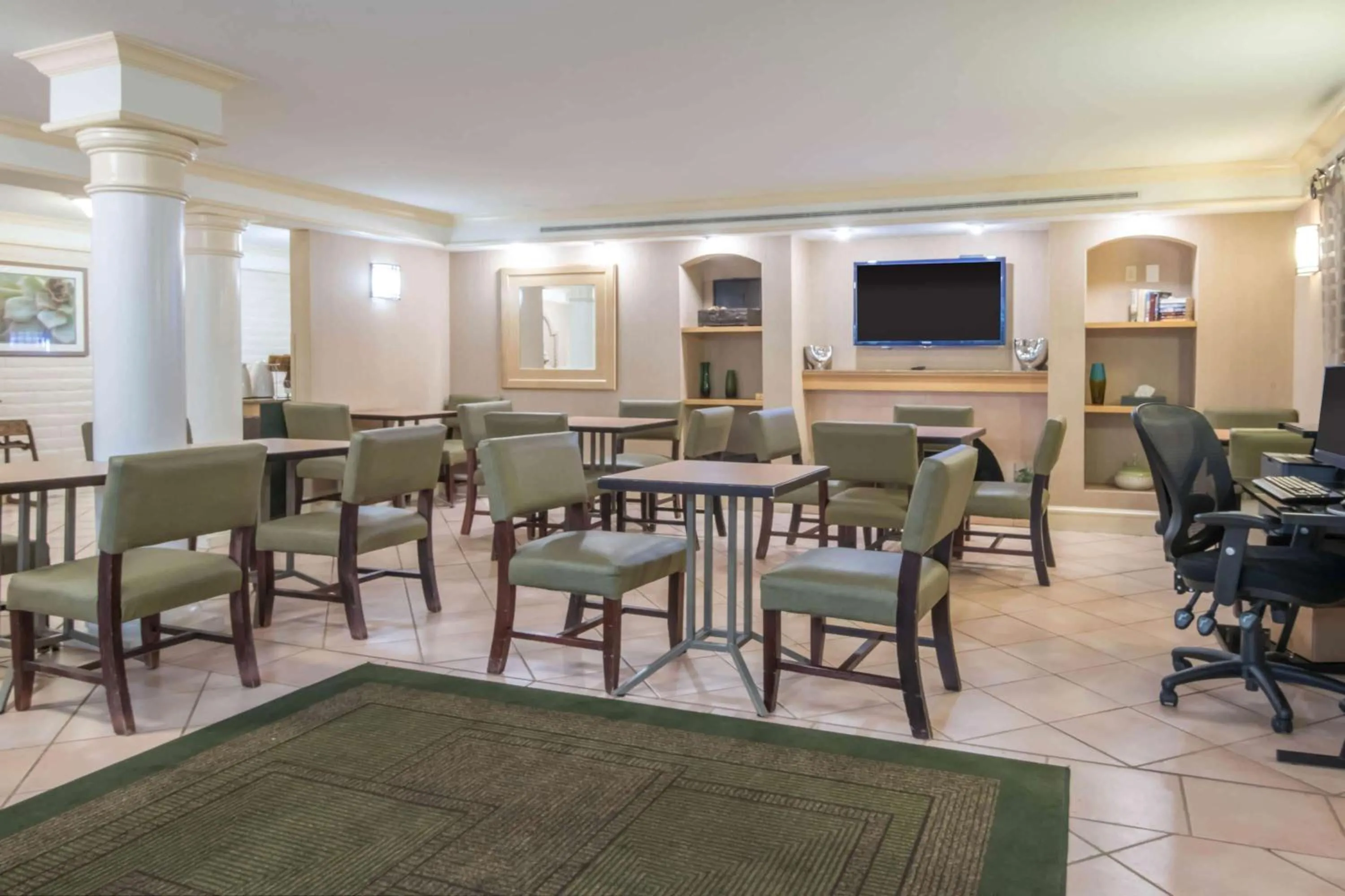 Lobby or reception in La Quinta Inn by Wyndham Colorado Springs Garden of the Gods