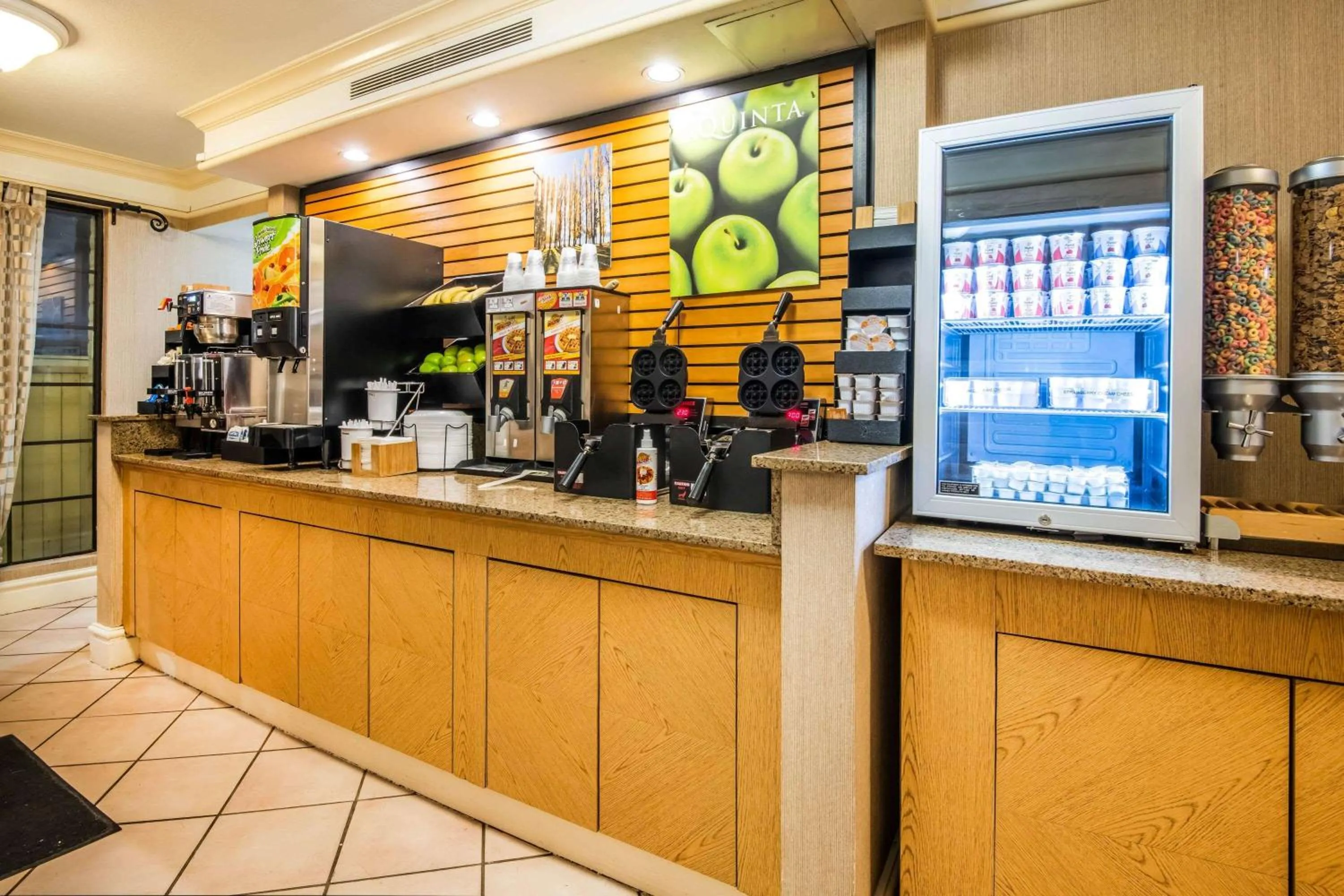 Breakfast in La Quinta Inn by Wyndham Colorado Springs Garden of the Gods