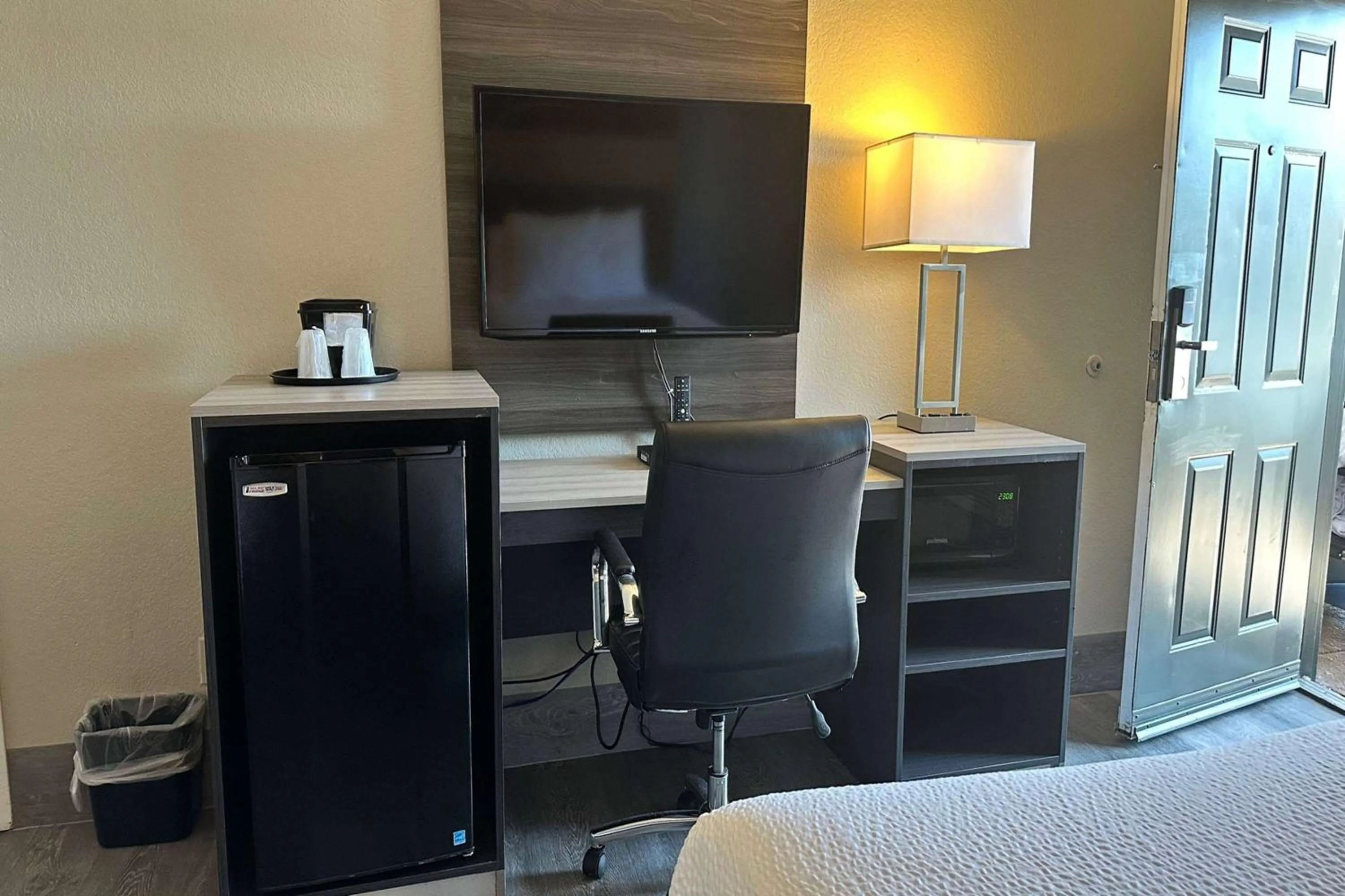 Photo of the whole room, Bed in Days Inn by Wyndham San Diego Vista