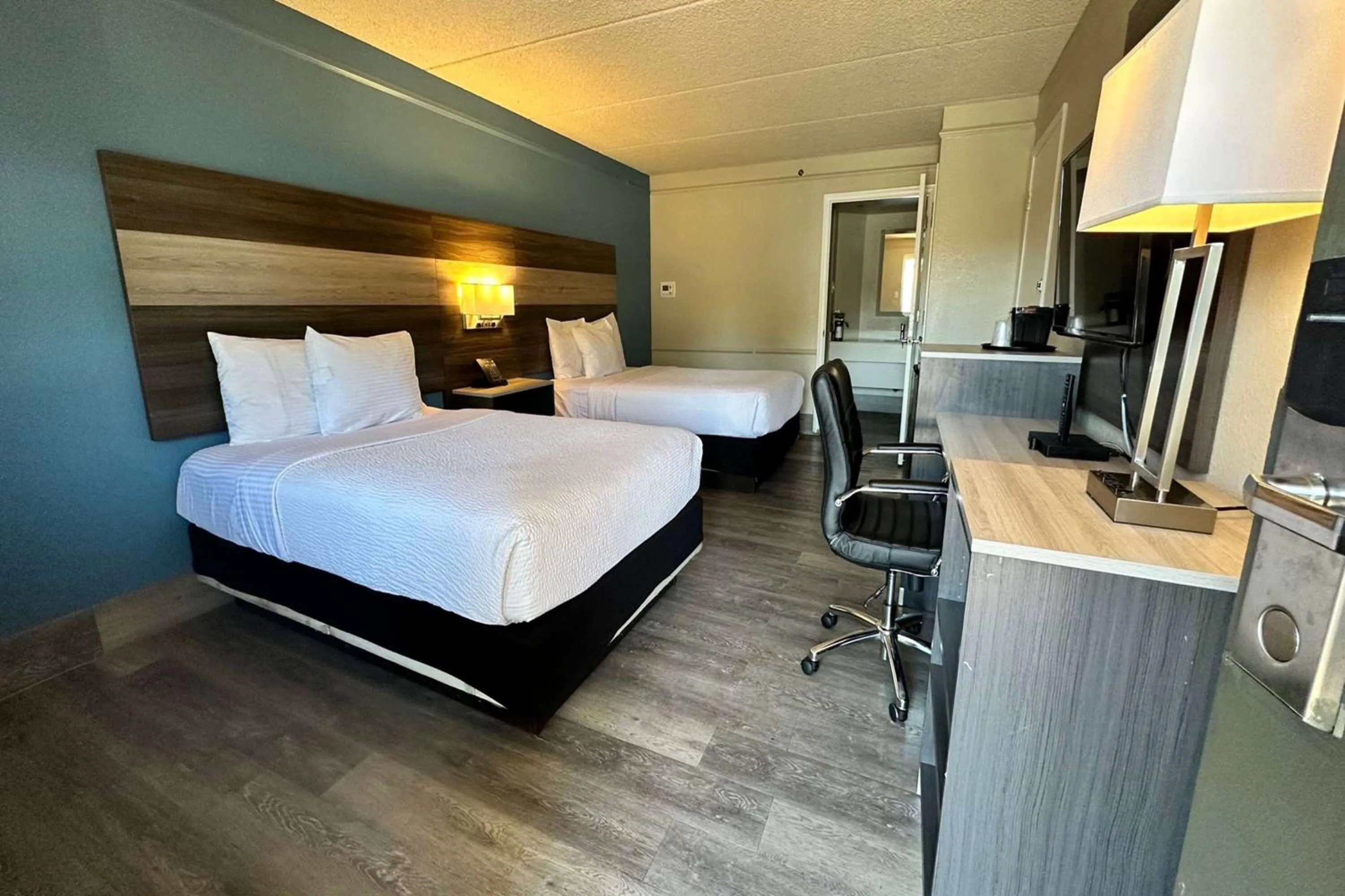 Photo of the whole room, Bed in Days Inn by Wyndham San Diego Vista