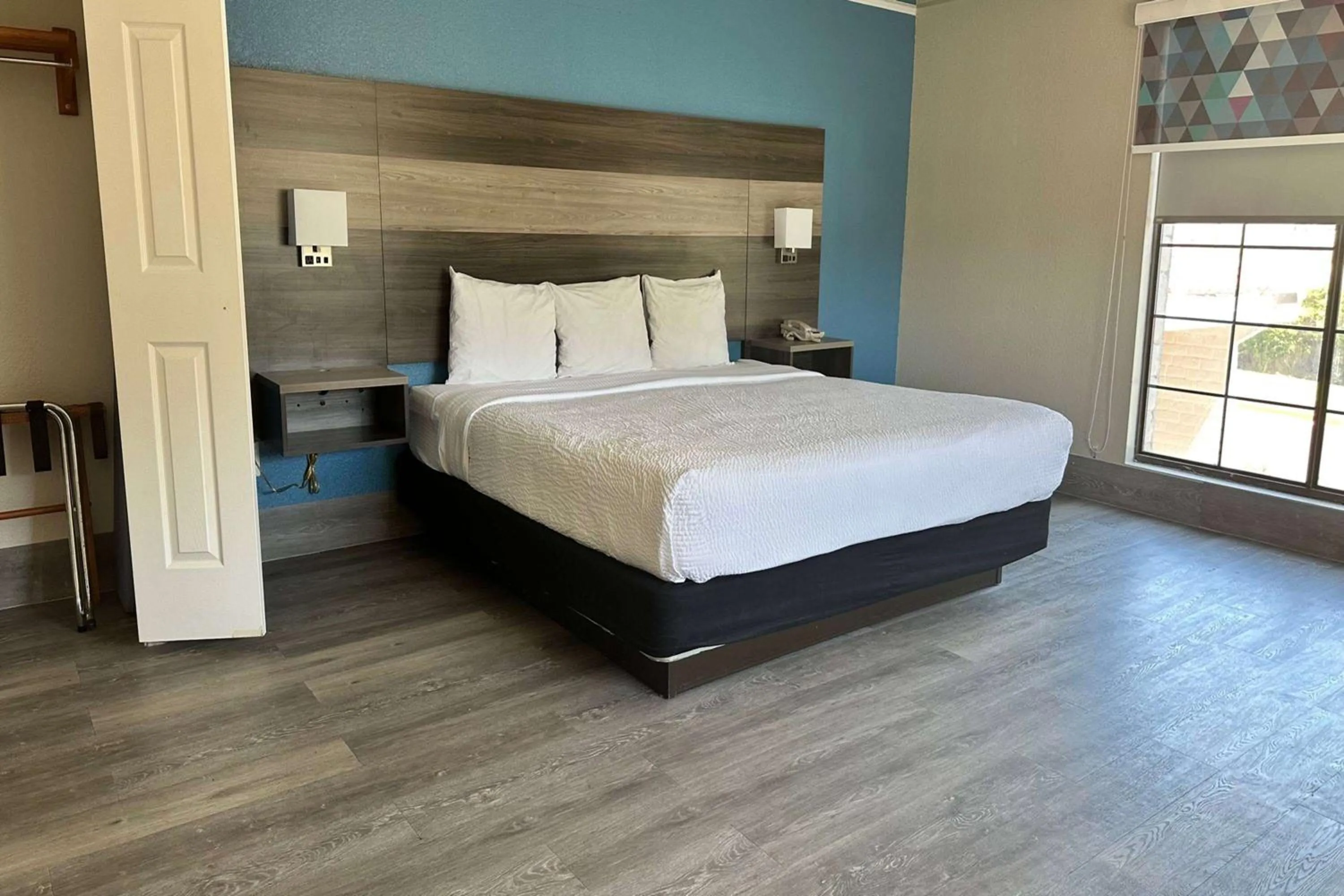 Photo of the whole room, Bed in Days Inn by Wyndham San Diego Vista