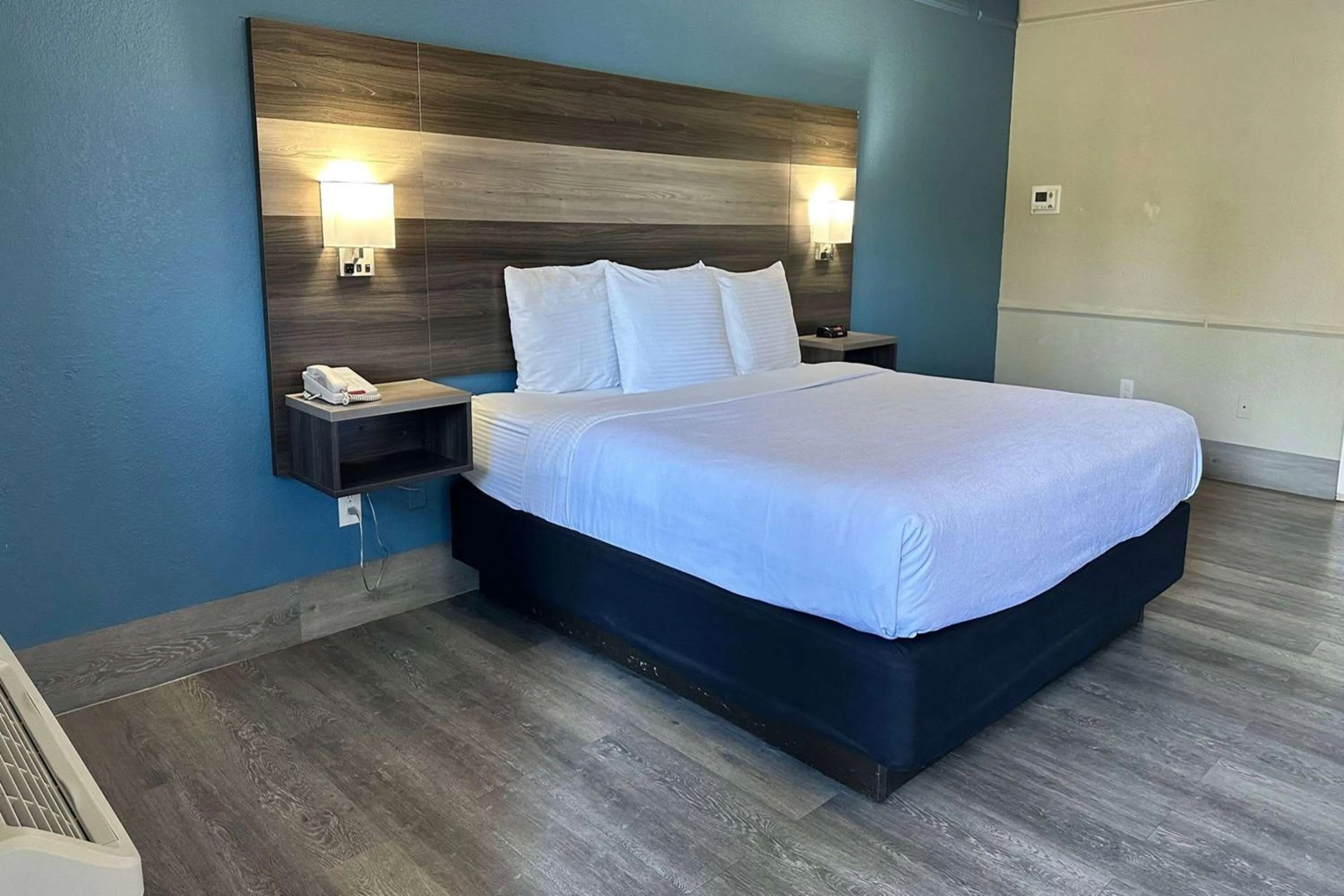 Bed in Days Inn by Wyndham San Diego Vista