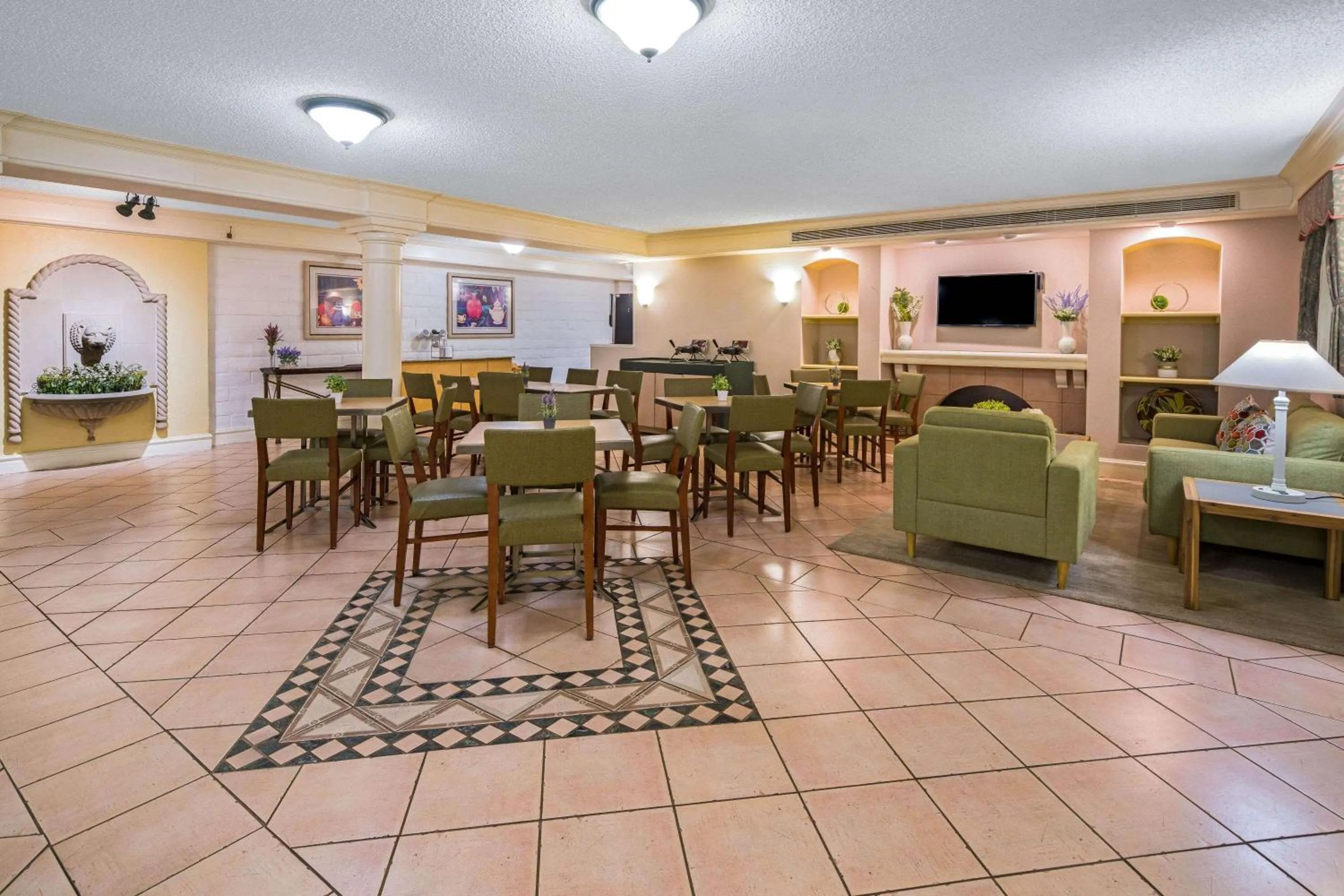 Lobby or reception in Days Inn by Wyndham San Diego Vista