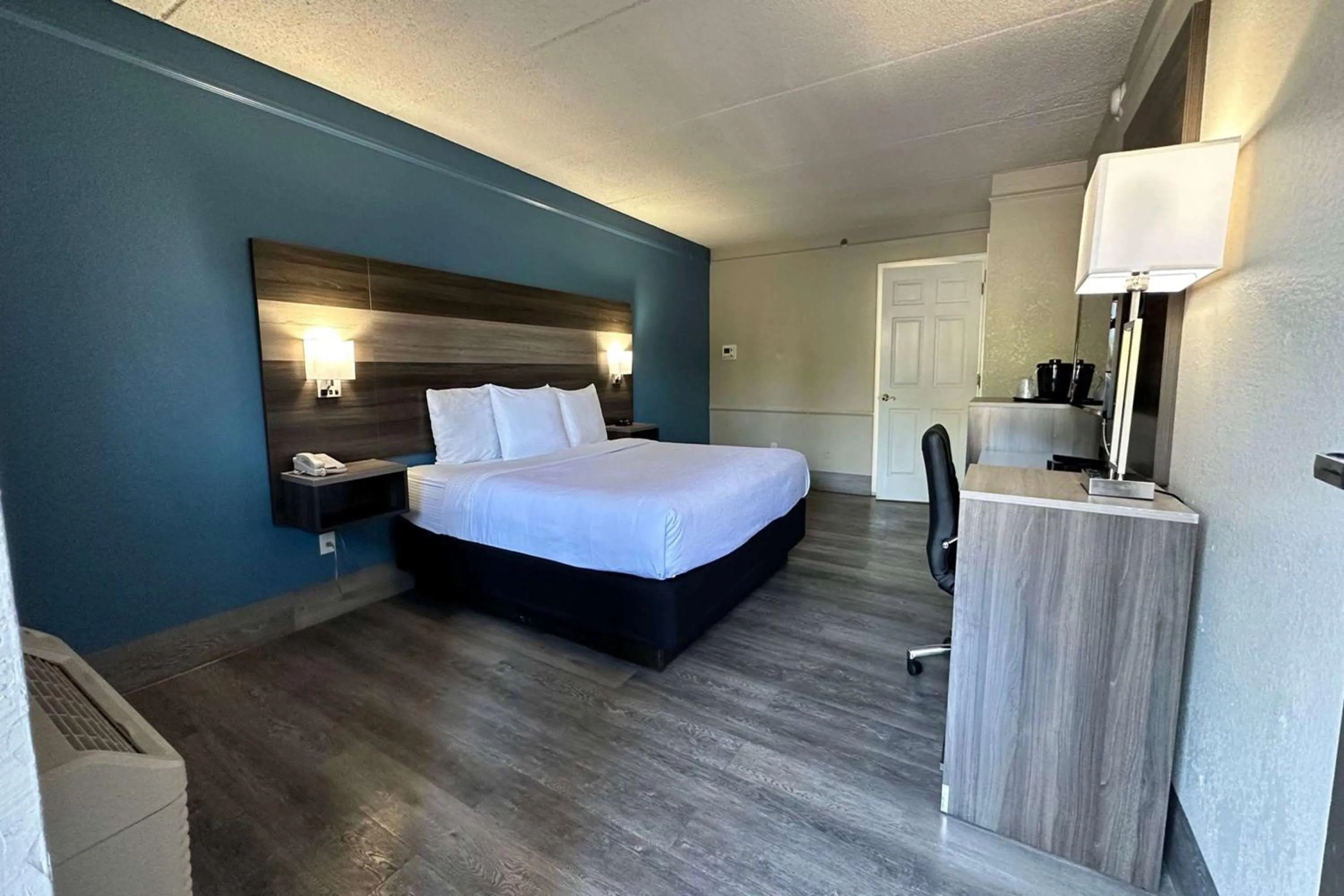 Photo of the whole room, Bed in Days Inn by Wyndham San Diego Vista