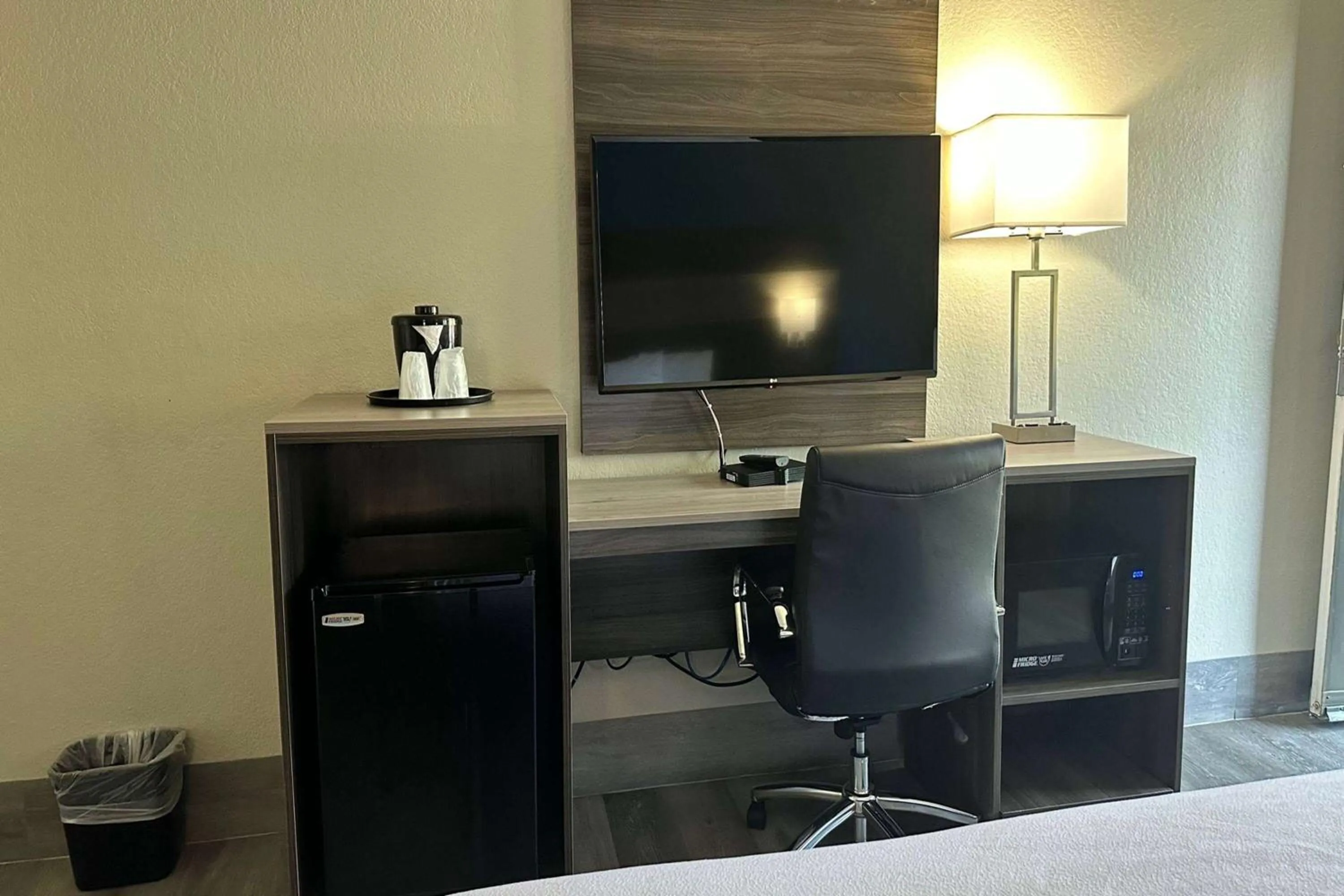 Photo of the whole room, Bed in Days Inn by Wyndham San Diego Vista