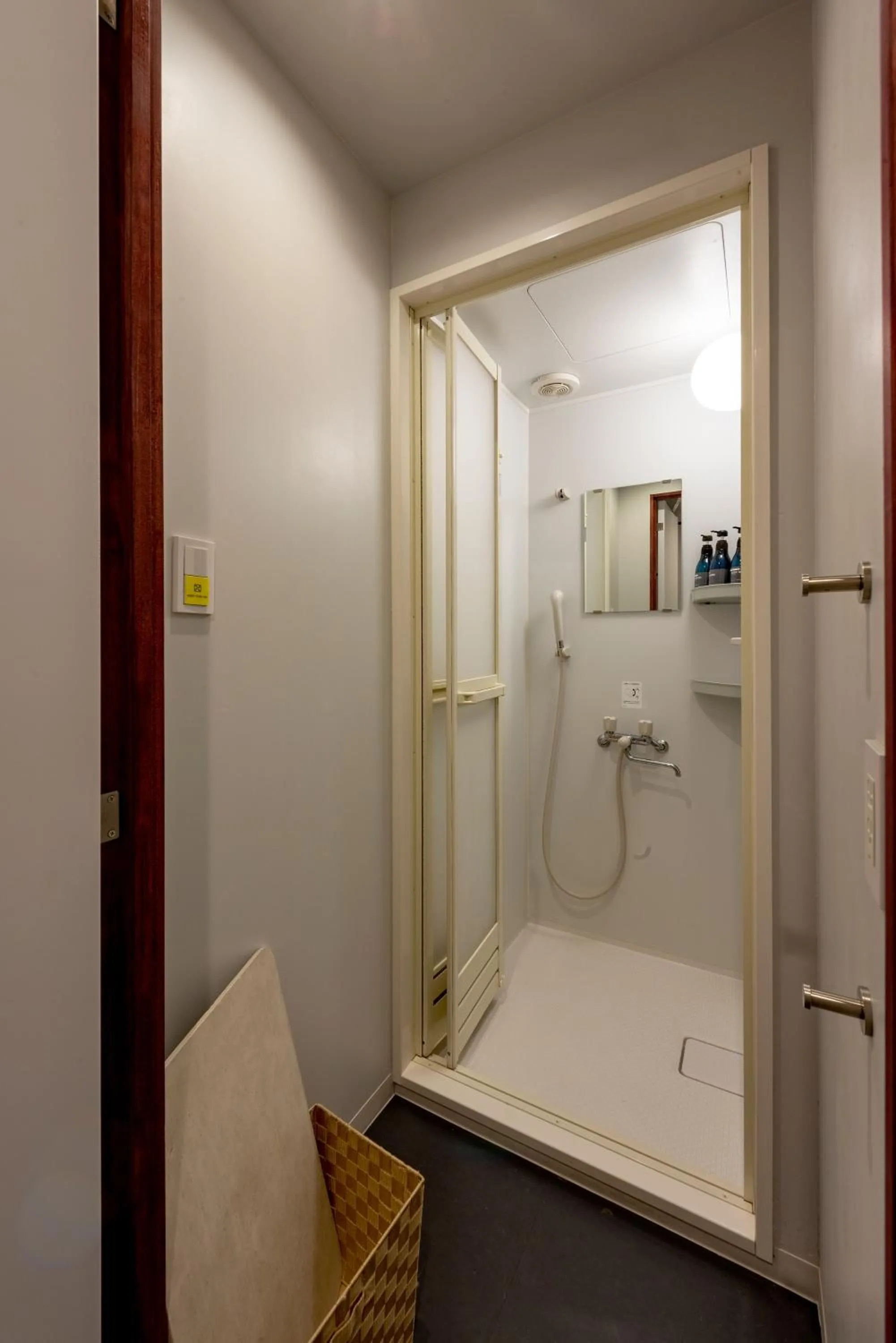 Bathroom in plat hostel keikyu minowa forest