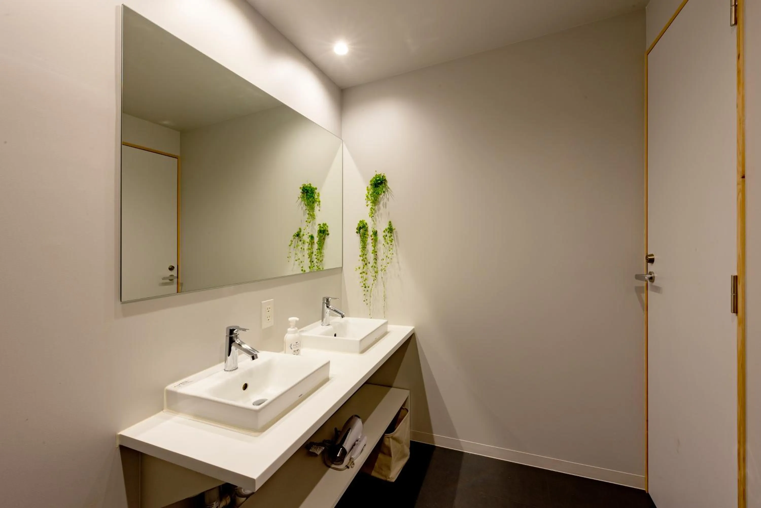 Toilet in plat hostel keikyu minowa forest