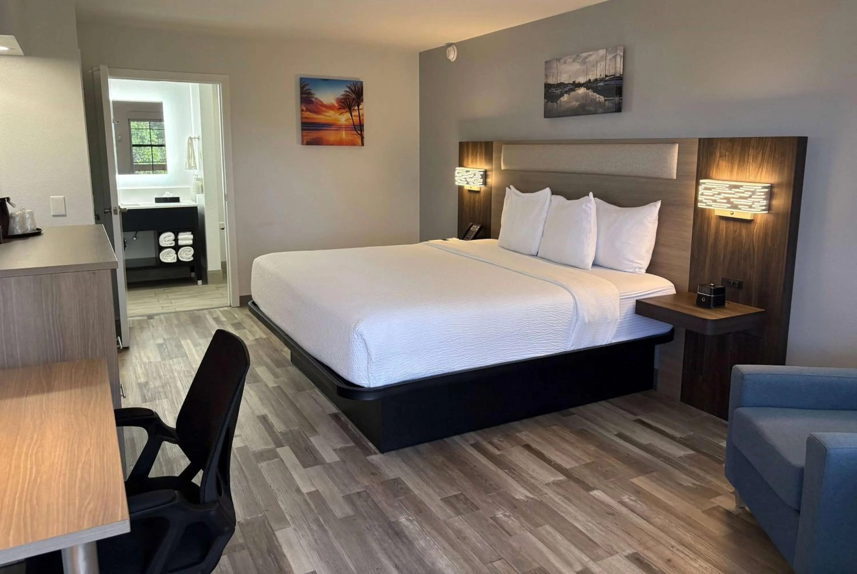 Photo of the whole room, Bed in La Quinta Inn by Wyndham San Diego Chula Vista