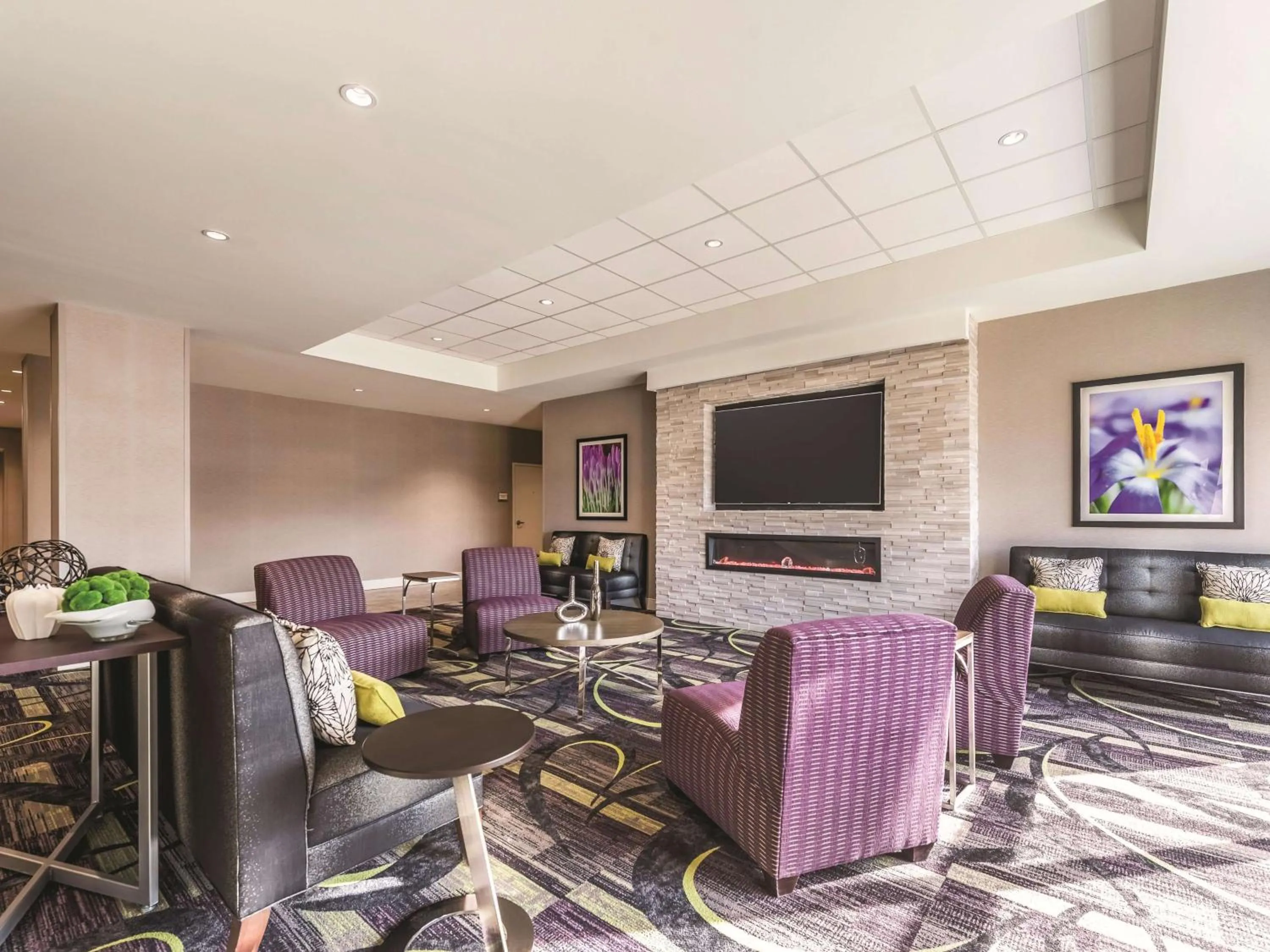 Lobby or reception in La Quinta by Wyndham Cincinnati Sharonville