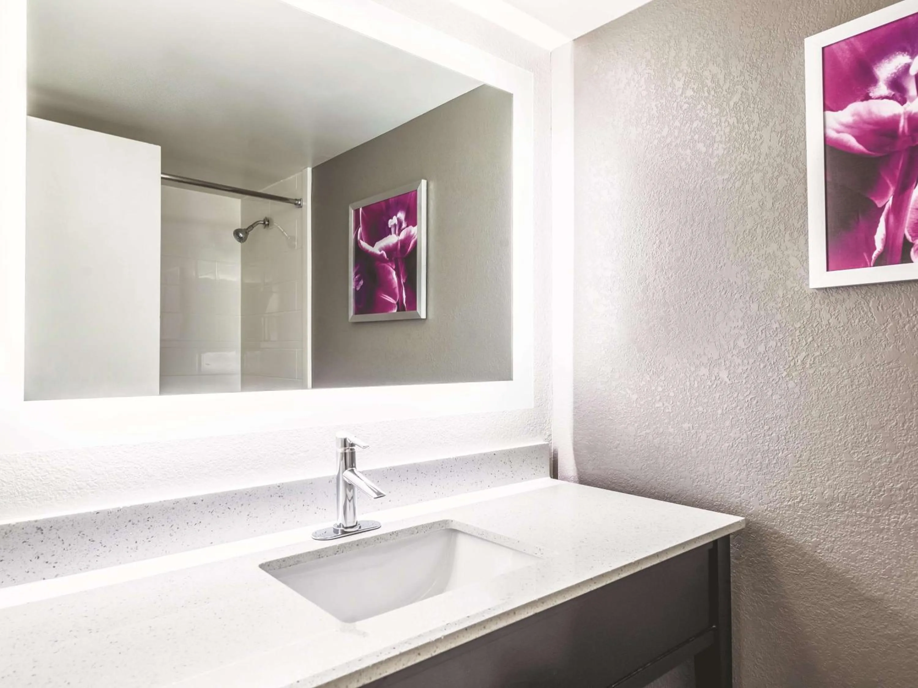 Photo of the whole room in La Quinta by Wyndham Cincinnati Sharonville