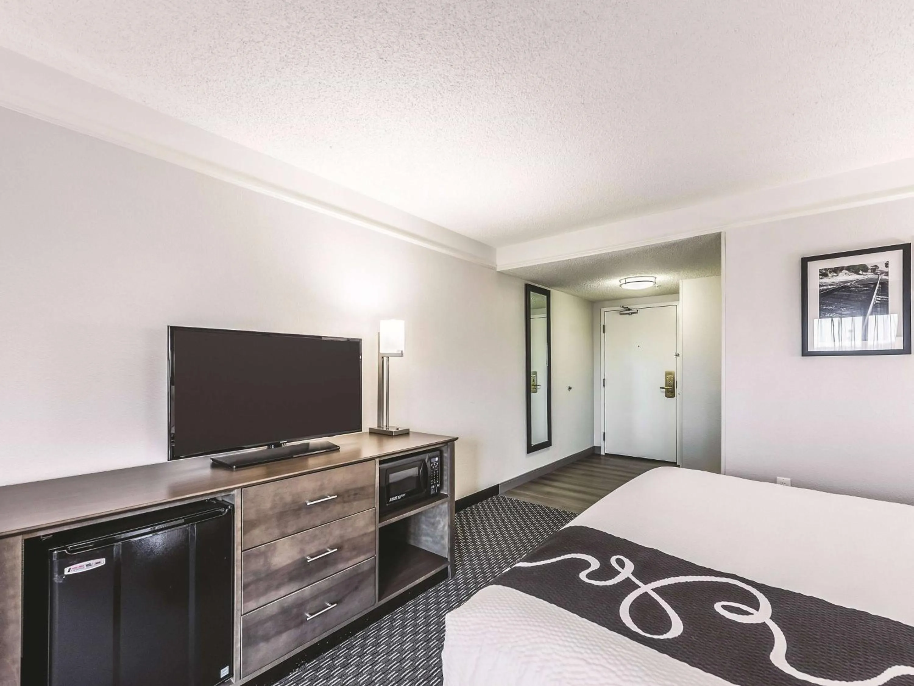 Photo of the whole room in La Quinta by Wyndham Cincinnati Sharonville