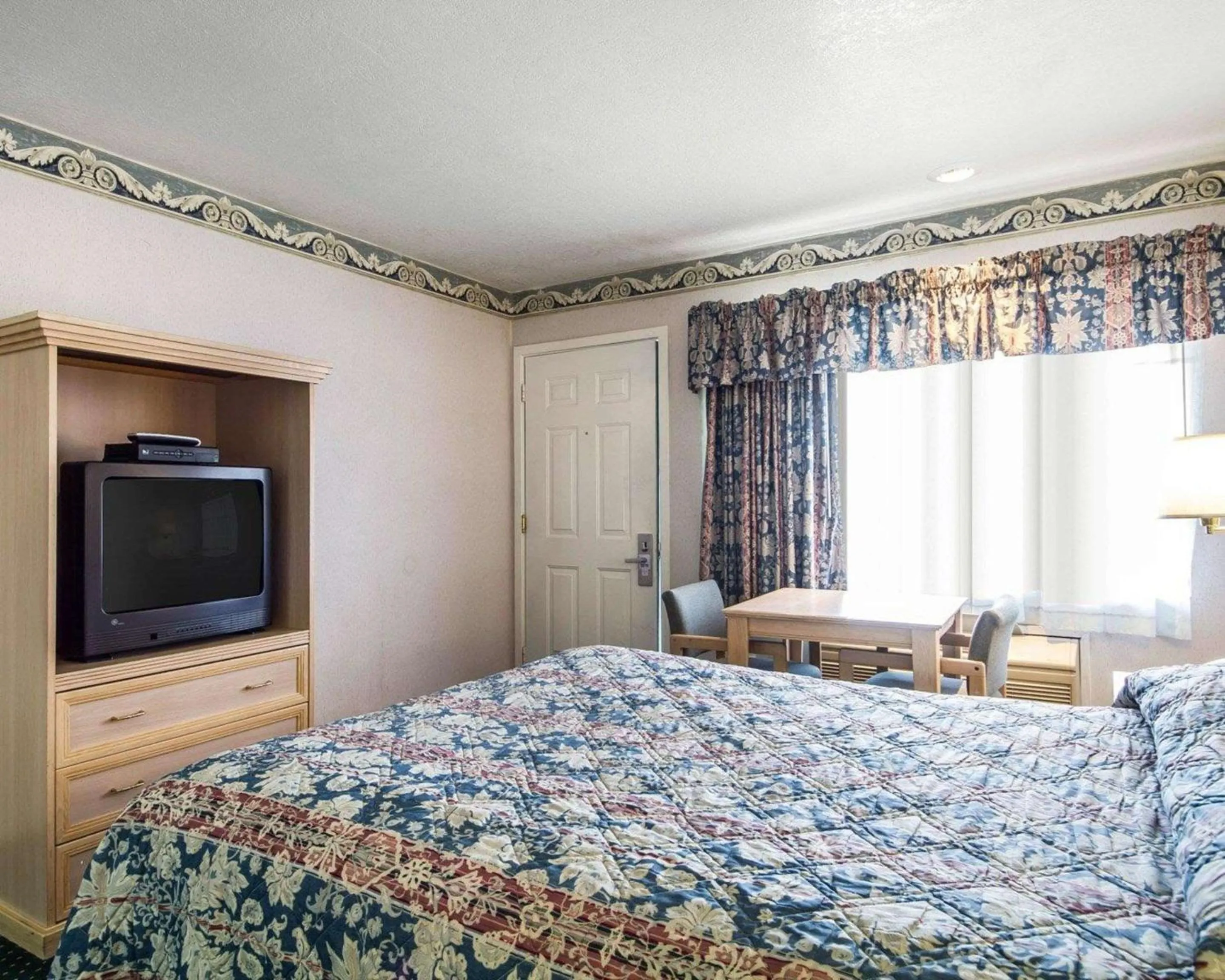 Photo of the whole room, Bed in Rodeway Inn Monterey Near Fairgrounds