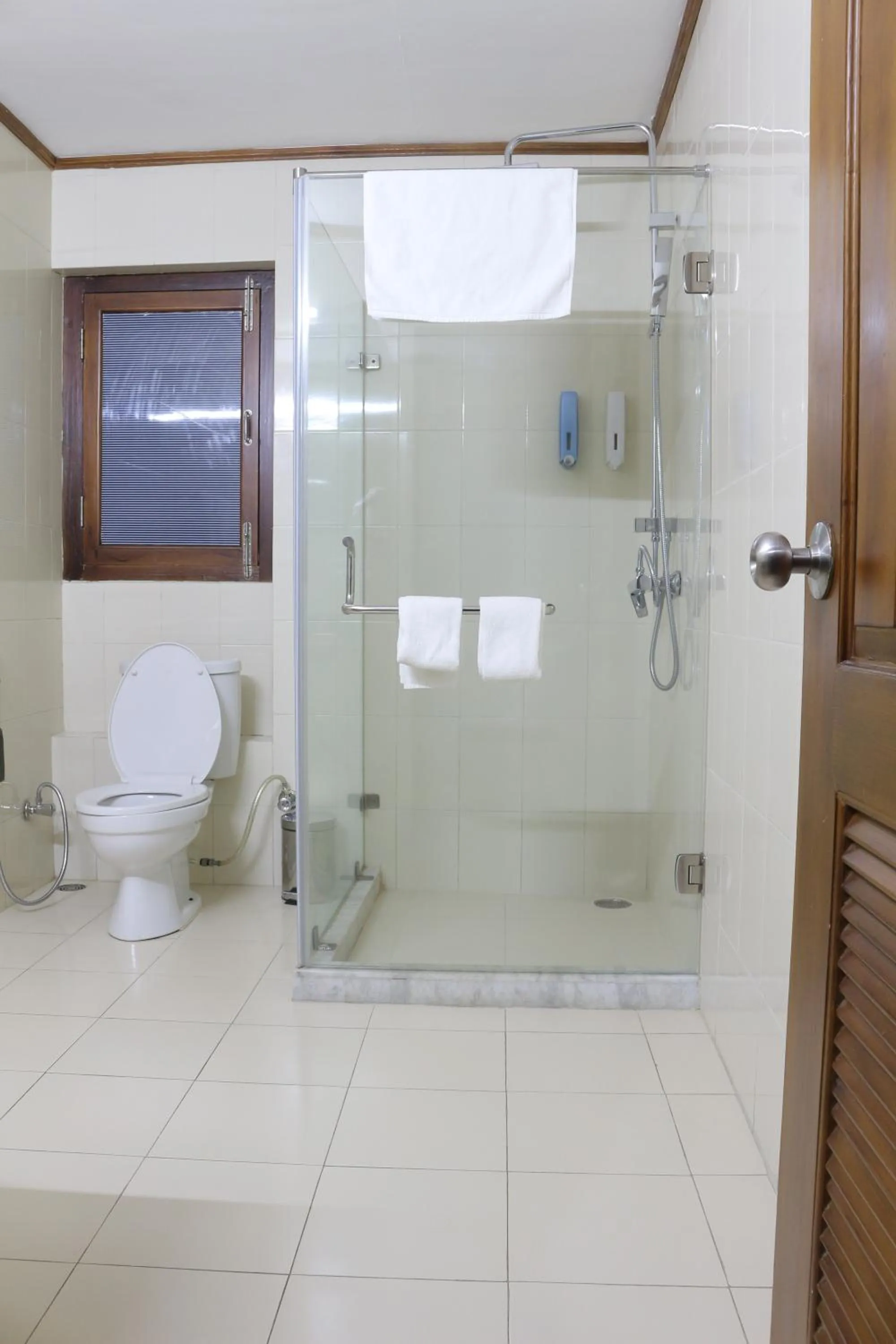 Toilet in Kisa Villa