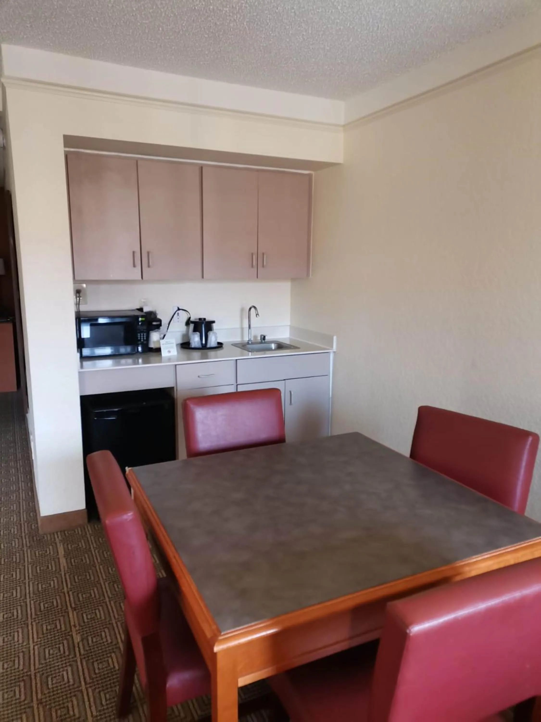Dining area in Super 8 by Wyndham San Antonio Near SeaWorld Ingram Park