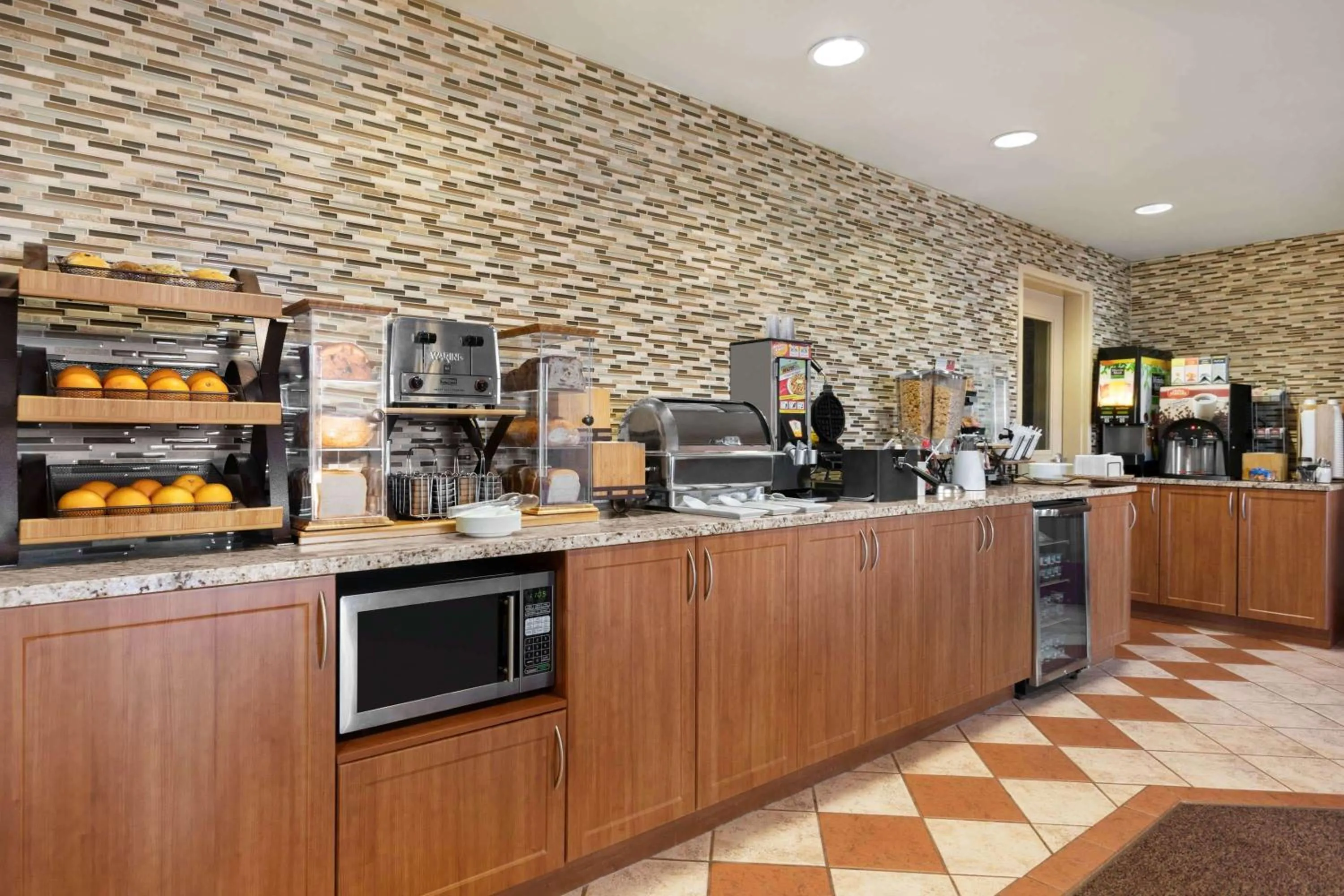 Restaurant/places to eat in Days Inn & Suites by Wyndham Thompson