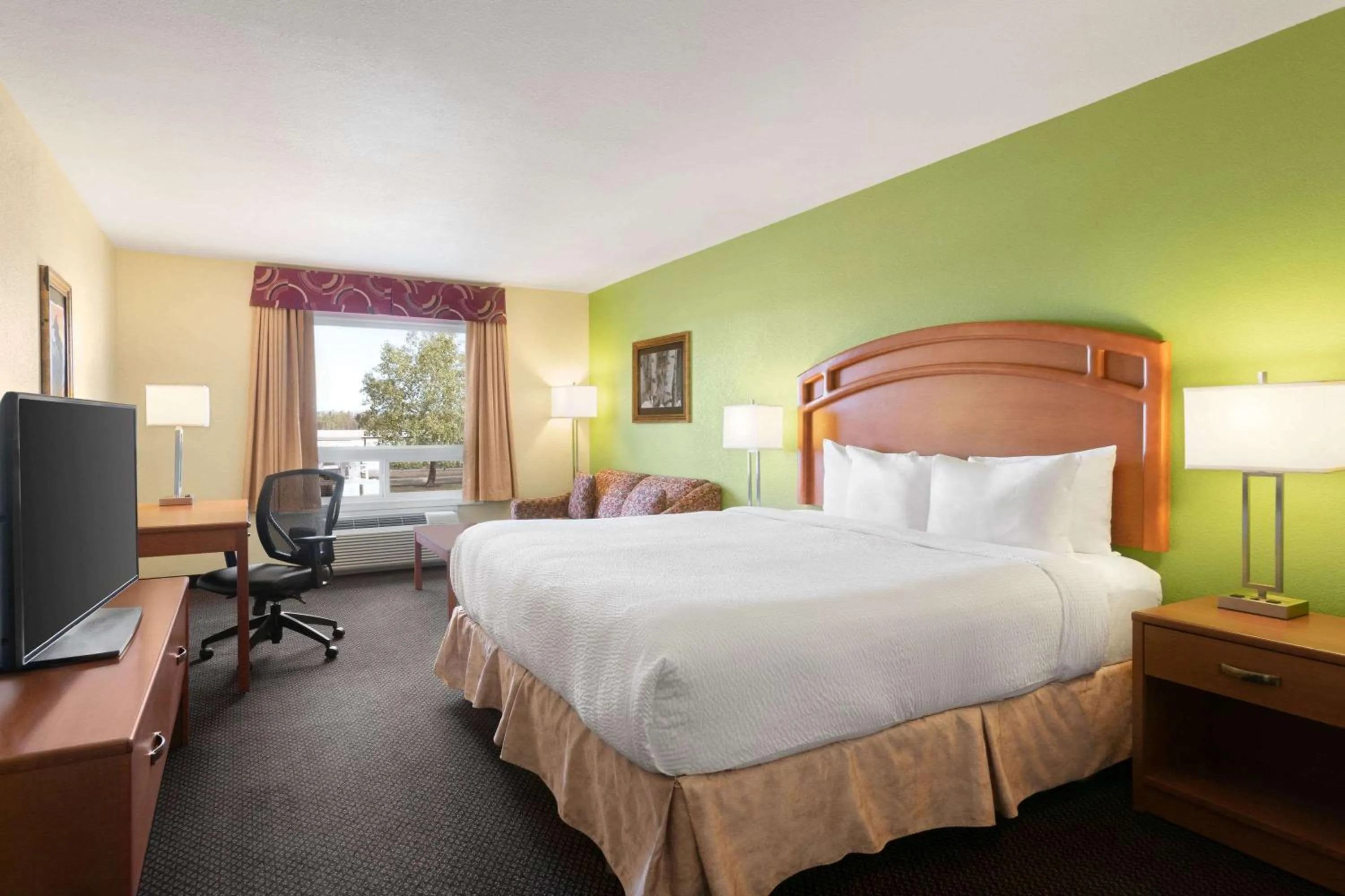 Bed in Days Inn & Suites by Wyndham Thompson