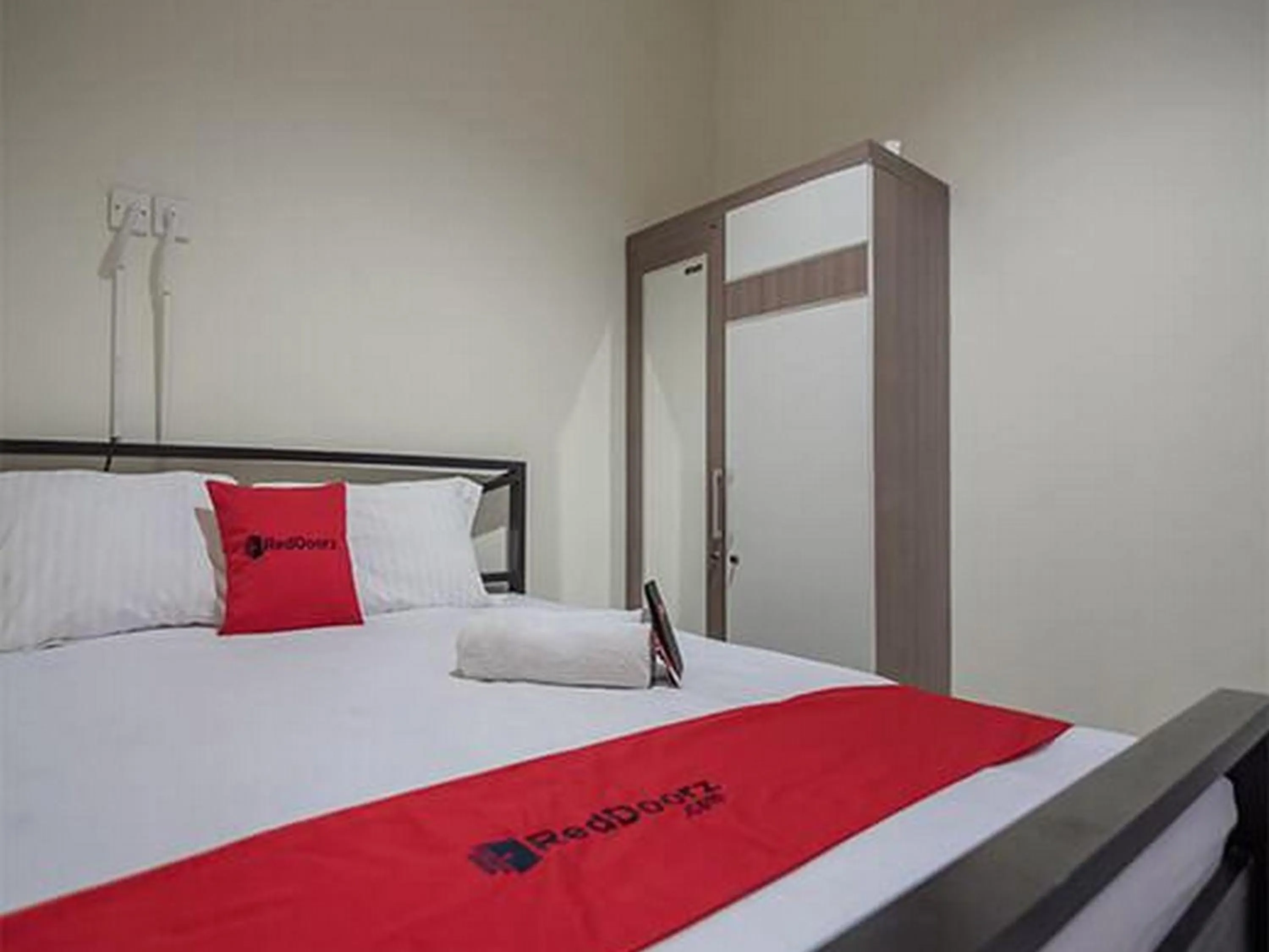 Double Room in RedDoorz Plus near Semanggi