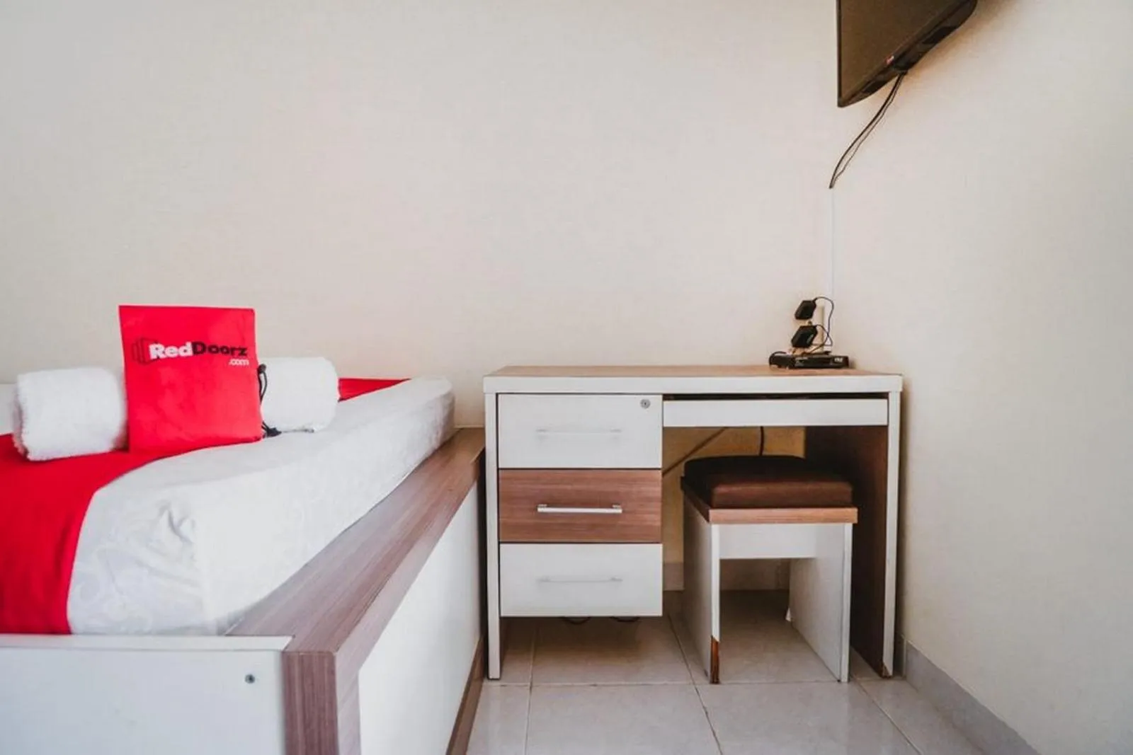 Bedroom, Bed in RedDoorz Plus near Semanggi