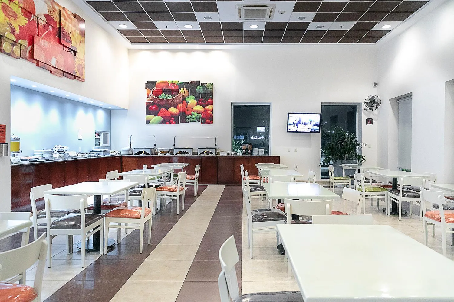 Dining area in Staybridge Suites Queretaro by IHG