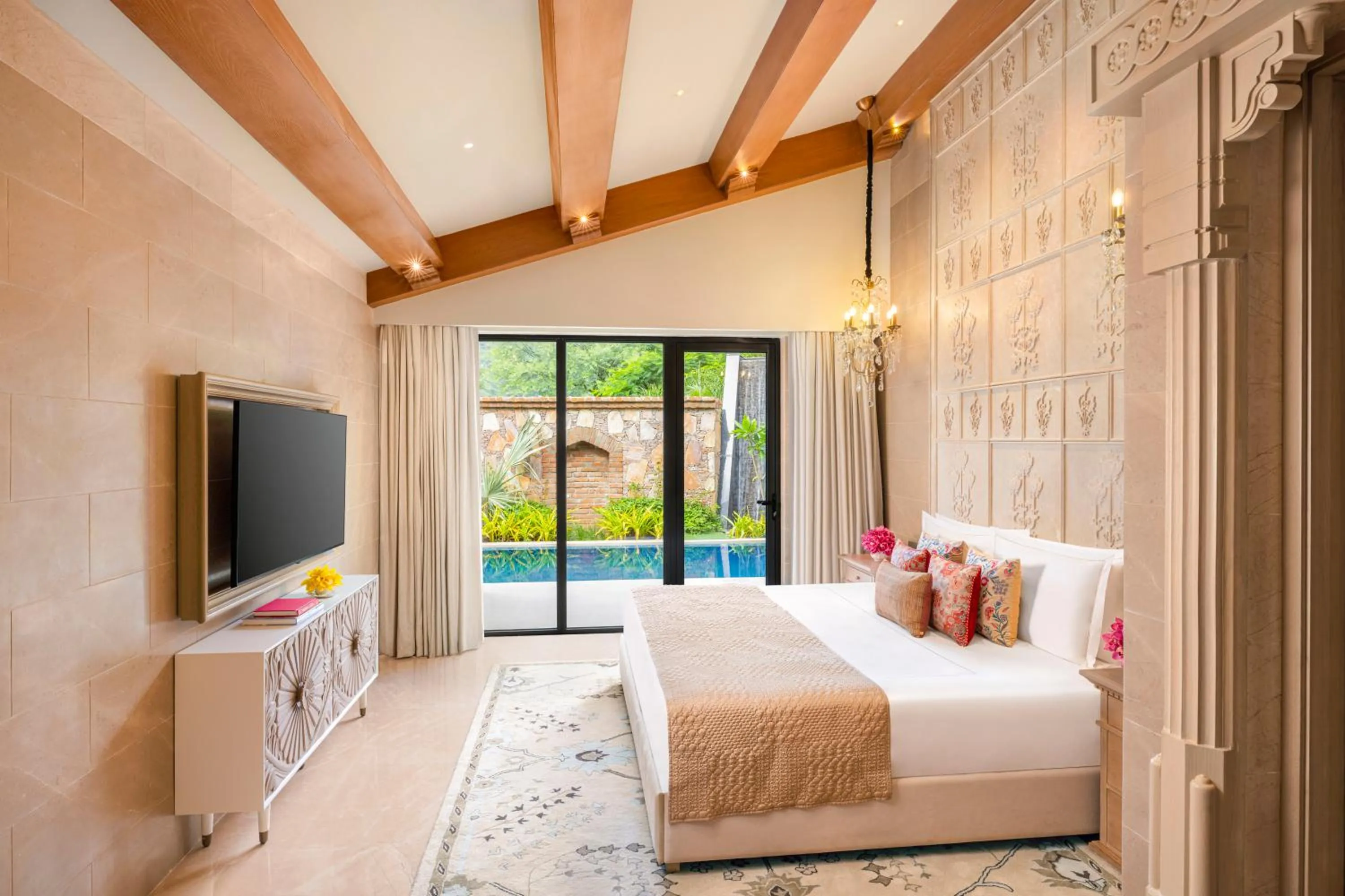 Bed in Taj Aravali Resort & Spa Udaipur