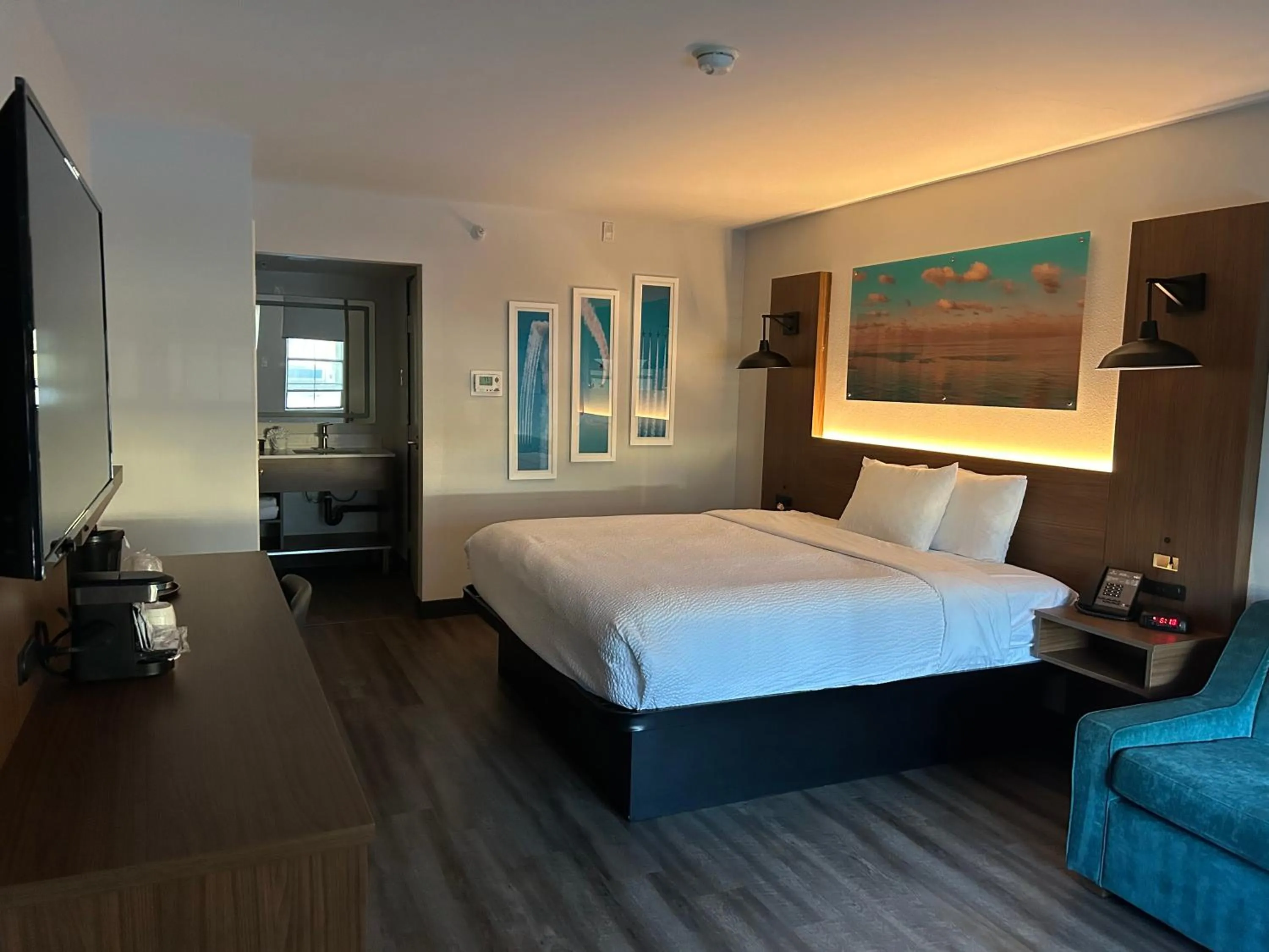 Photo of the whole room, Bed in La Quinta Inn by Wyndham San Diego - Miramar