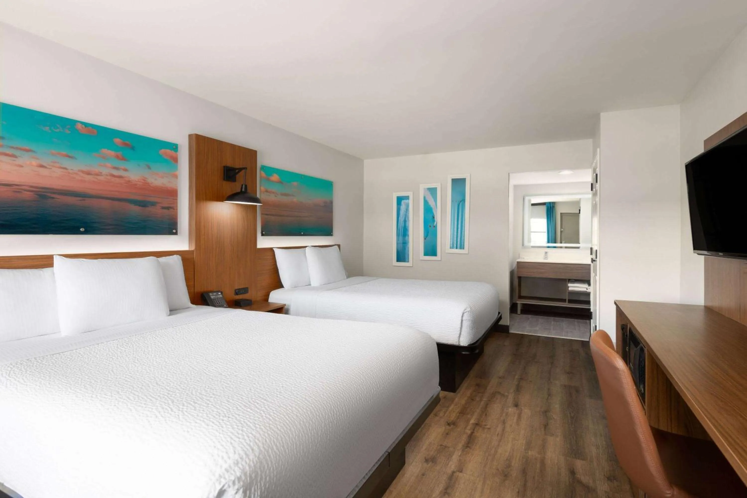 Photo of the whole room, Bed in La Quinta Inn by Wyndham San Diego - Miramar