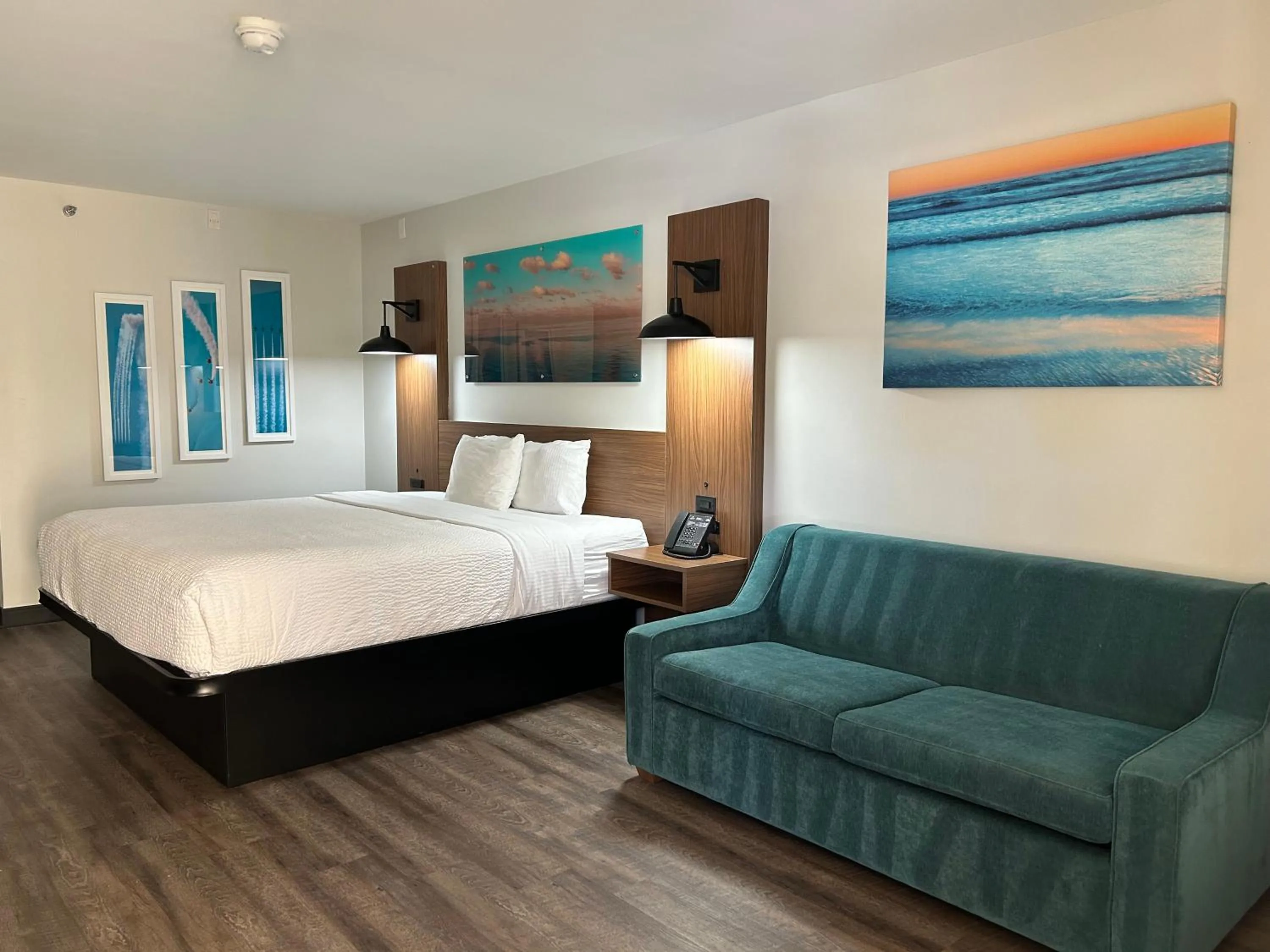 Photo of the whole room, Bed in La Quinta Inn by Wyndham San Diego - Miramar