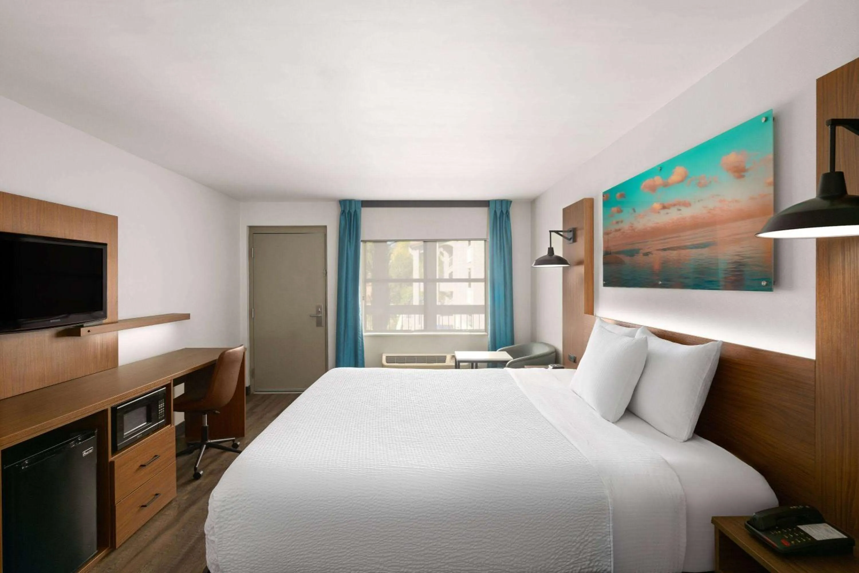 Photo of the whole room, Bed in La Quinta Inn by Wyndham San Diego - Miramar