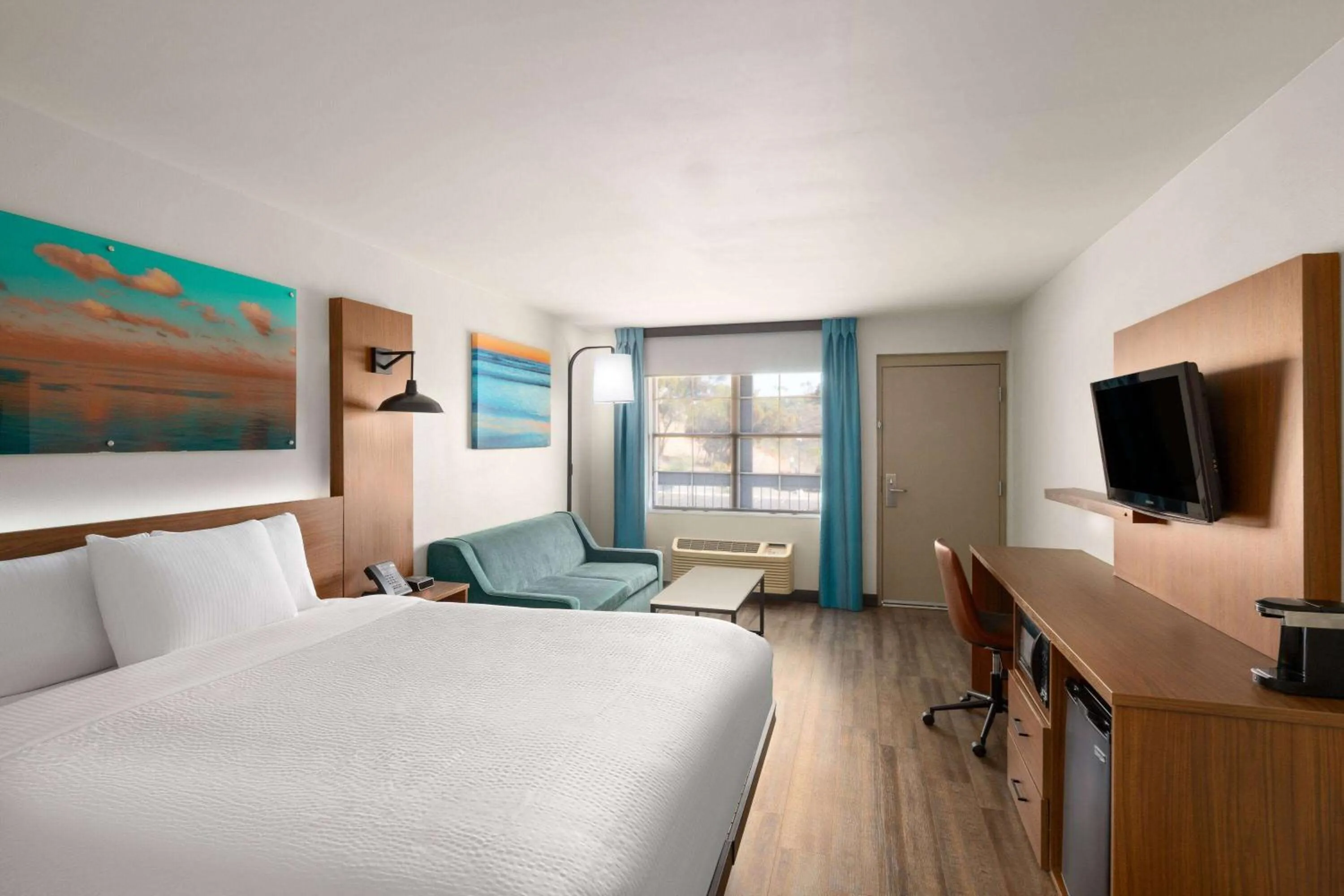 Photo of the whole room, Bed in La Quinta Inn by Wyndham San Diego - Miramar