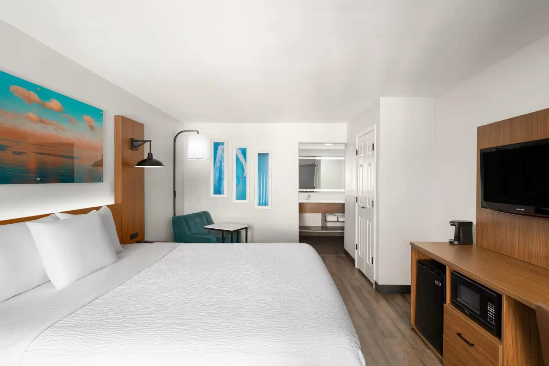 Photo of the whole room, Bed in La Quinta Inn by Wyndham San Diego - Miramar