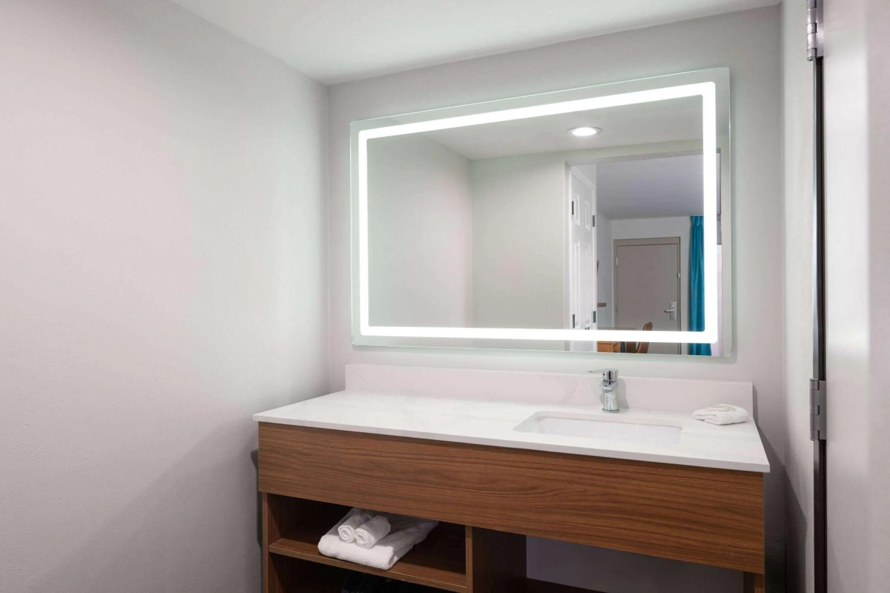 Bathroom in La Quinta Inn by Wyndham San Diego - Miramar