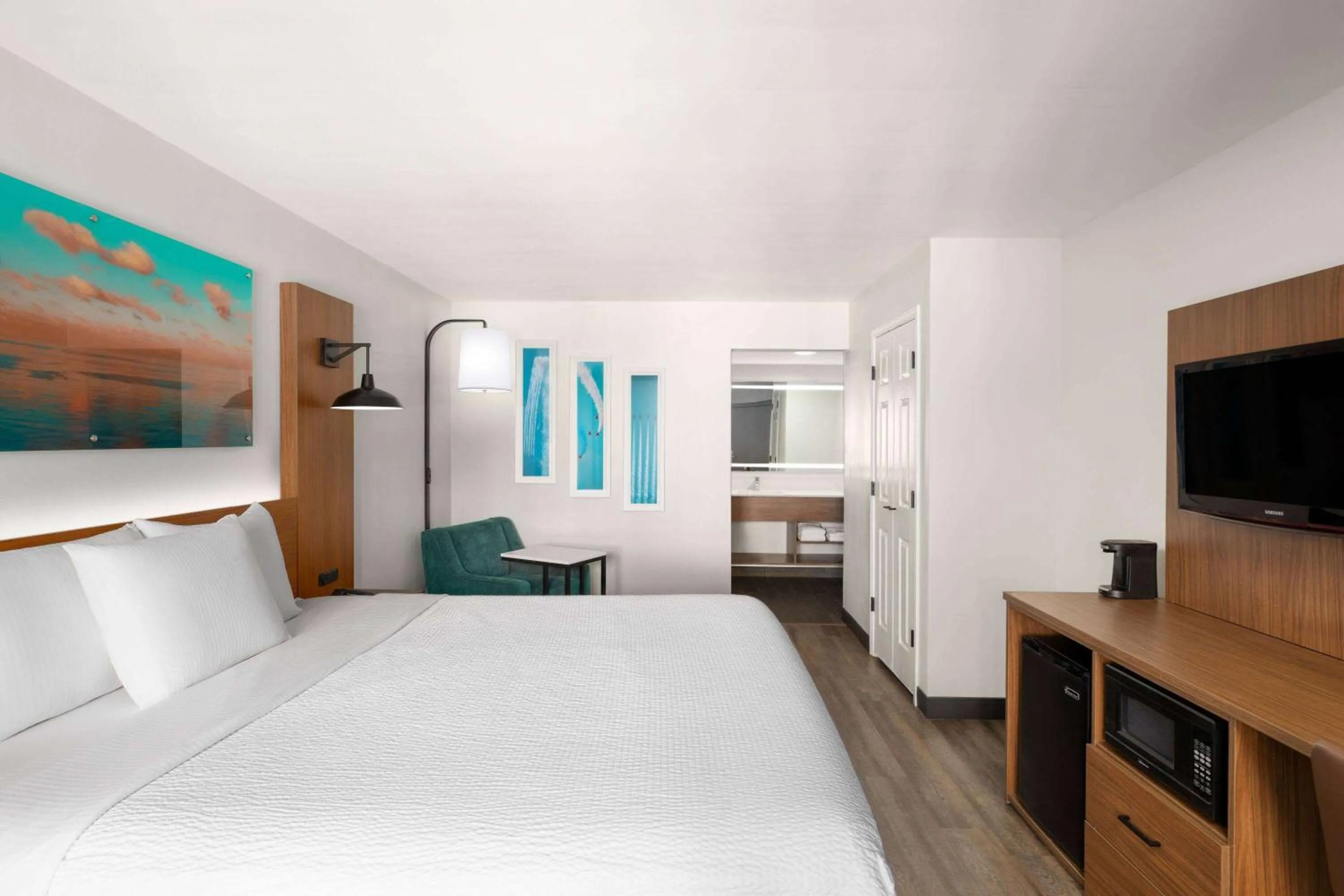 Photo of the whole room, Bed in La Quinta Inn by Wyndham San Diego - Miramar