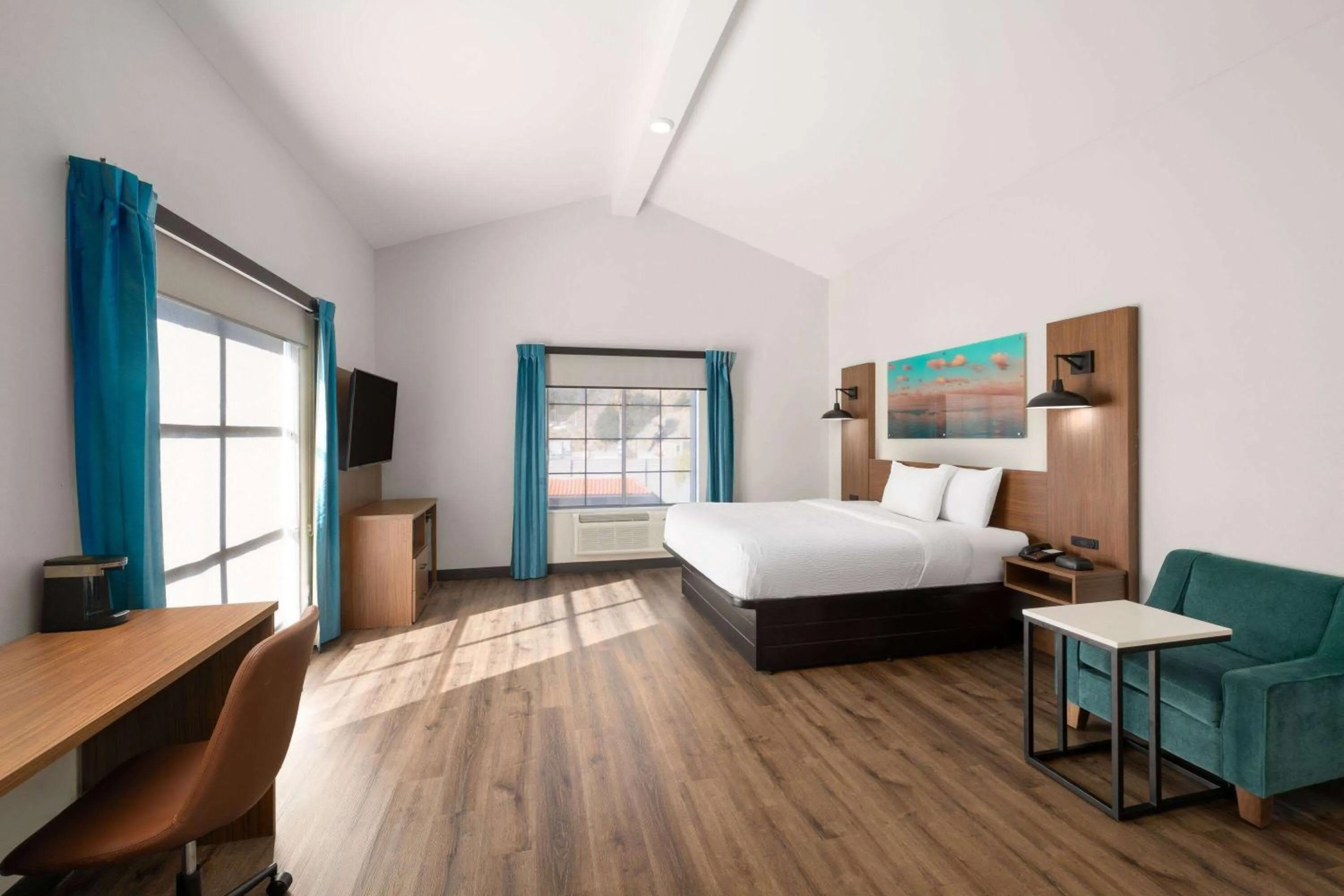 Photo of the whole room, Bed in La Quinta Inn by Wyndham San Diego - Miramar