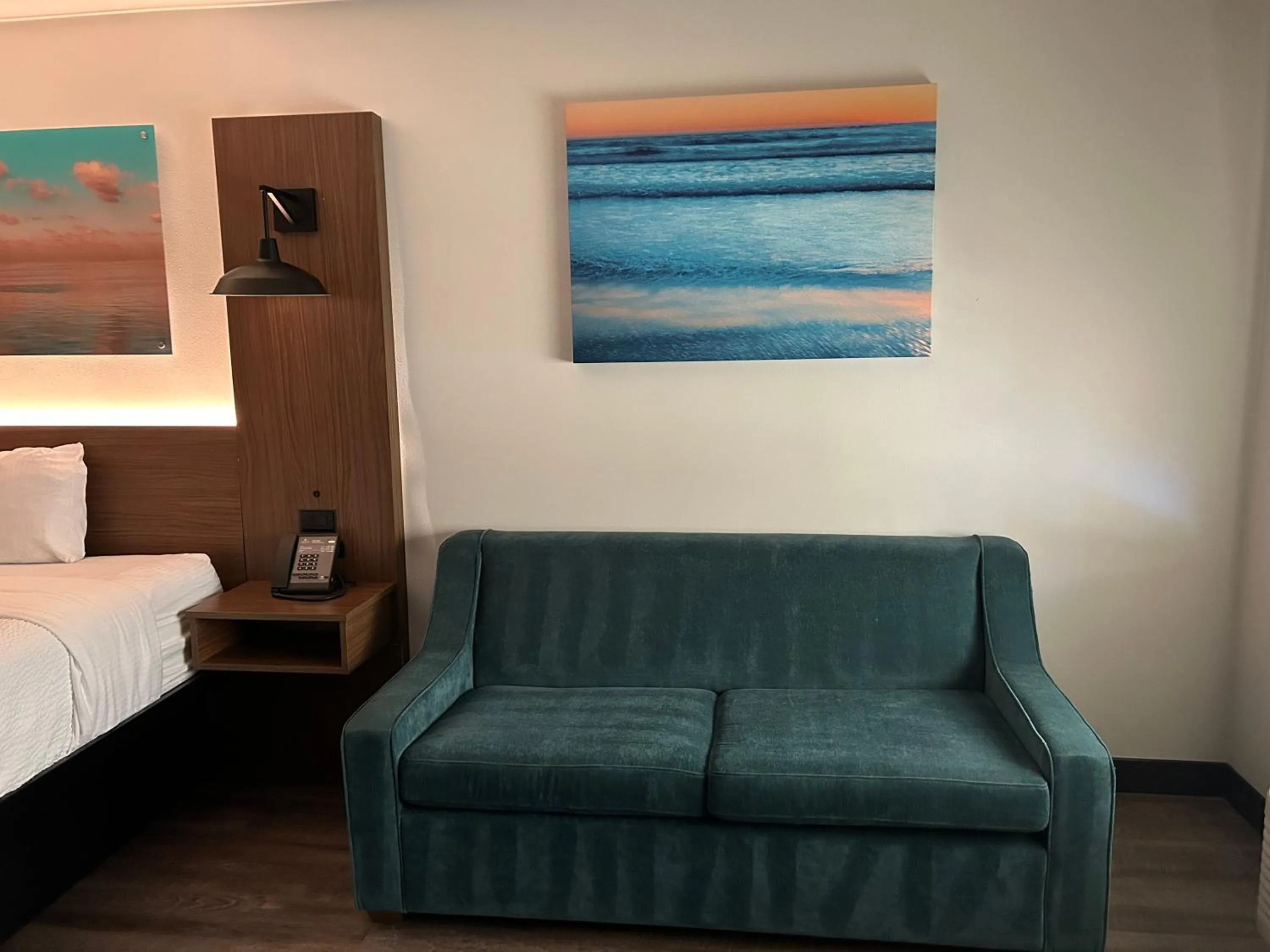 Seating area, Bed in La Quinta Inn by Wyndham San Diego - Miramar